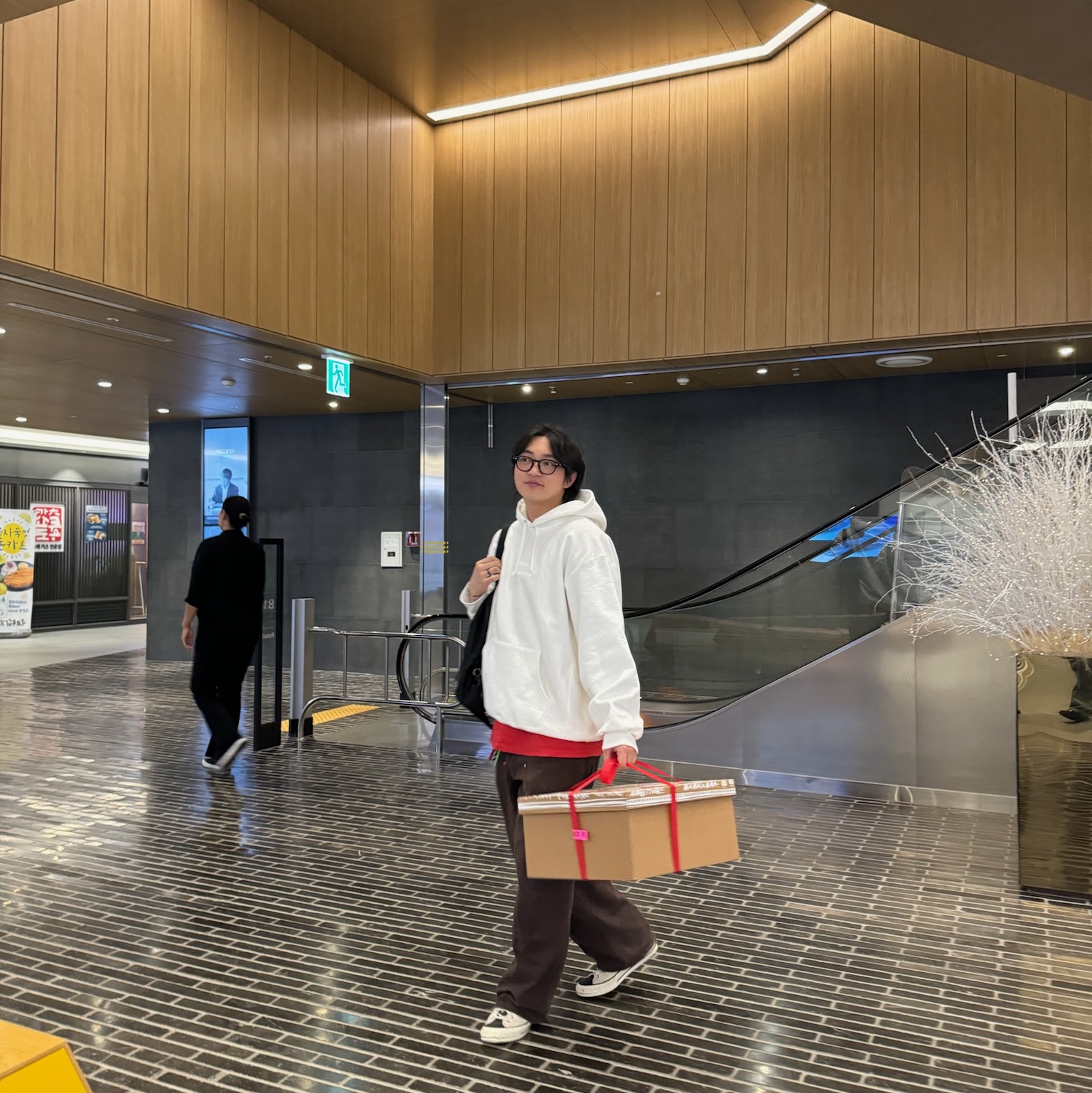 Supreme Box Logo Hooded Sweatshirt White - 23FW, Converse x Fear of God Essentials Chuck 70 Hi Natural 2020 착용 스타일