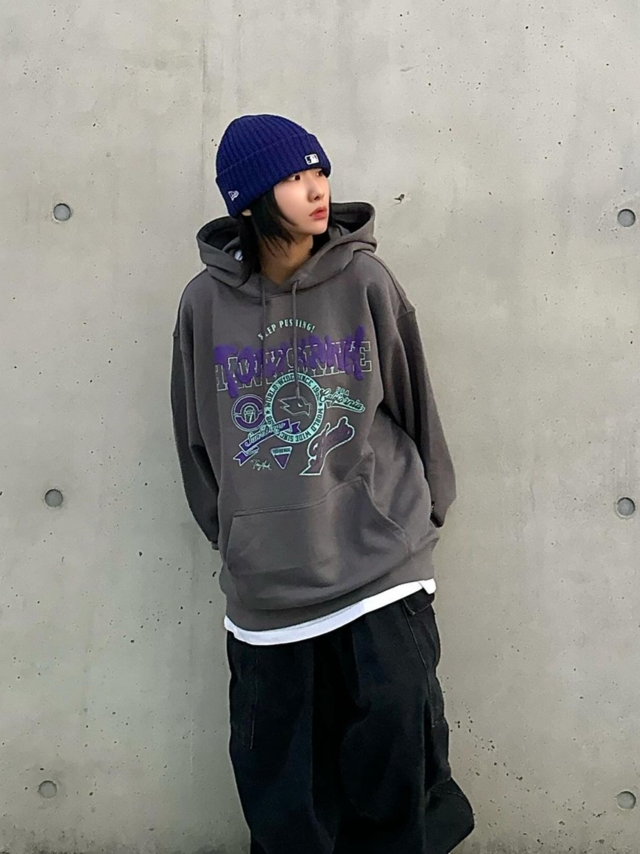 TONY HAWK Varsity Graphic Hoodie Charcoal 착용 스타일 - 2