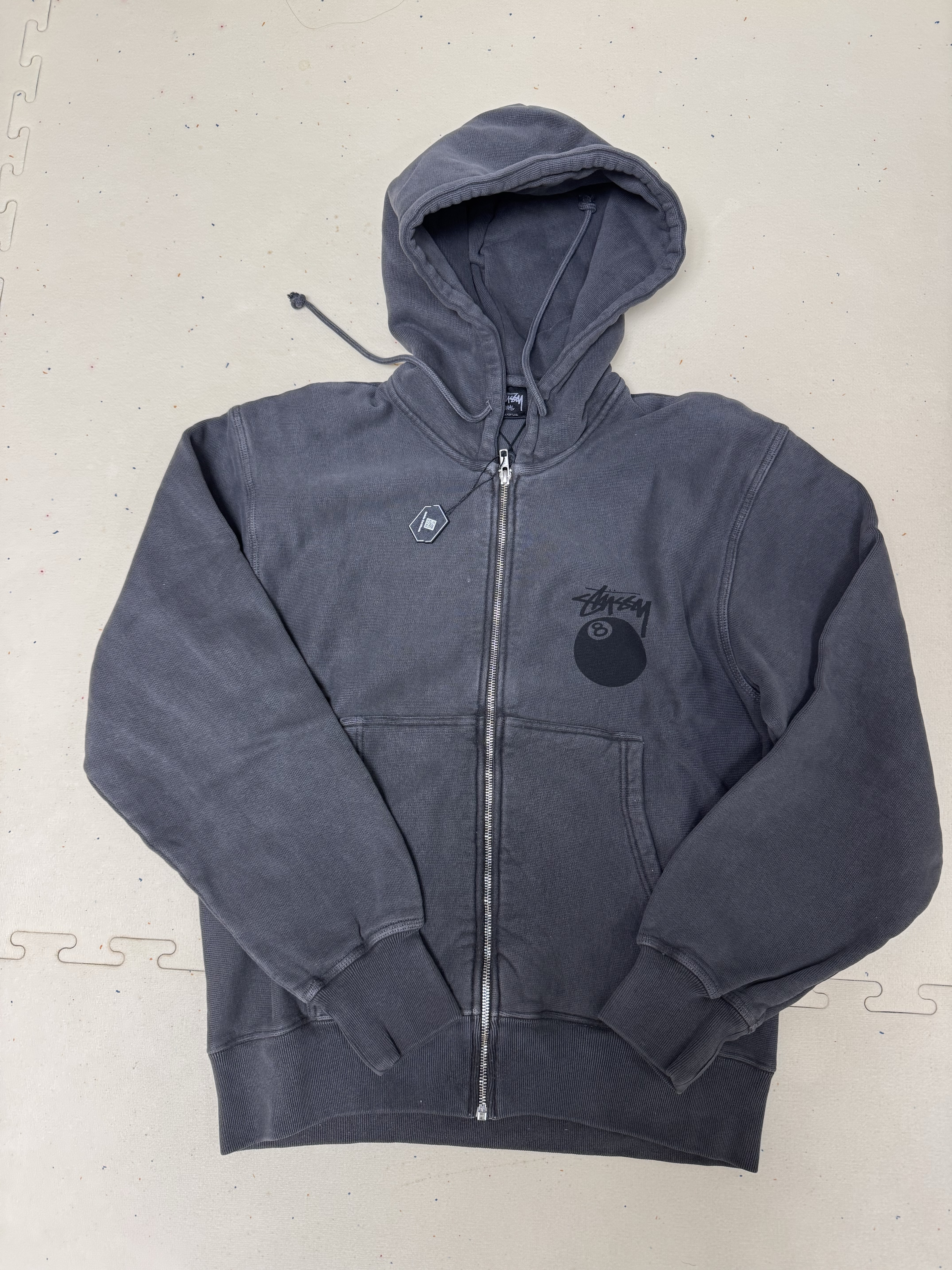 Stussy 8 Ball Pigment Dyed Zip Hoodie Black 착용 스타일 - 1