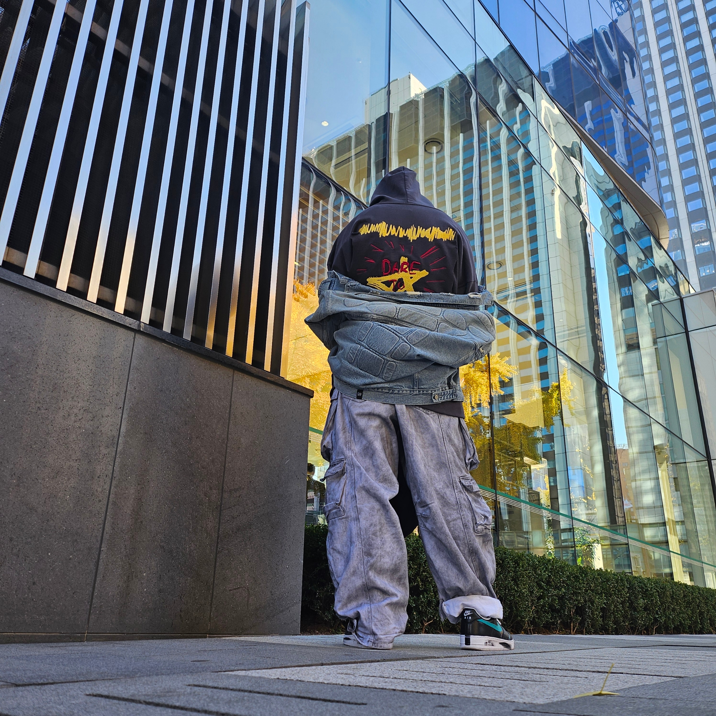 Supreme Frayed Logos Denim Camp Cap Blue - 21SS, Yeezy Gap Engineered By Balenciaga Padded Denim Jacket Blue 착용 스타일 - 4