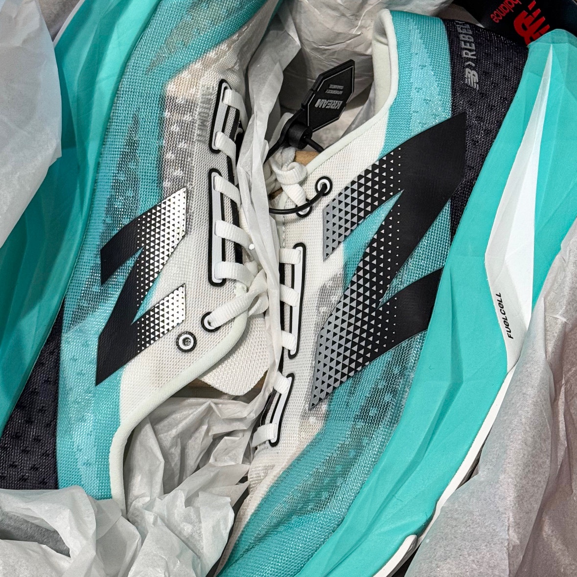 New Balance Fuelcell Rebel v4 Cyber Jade White - D Standard 착용 스타일