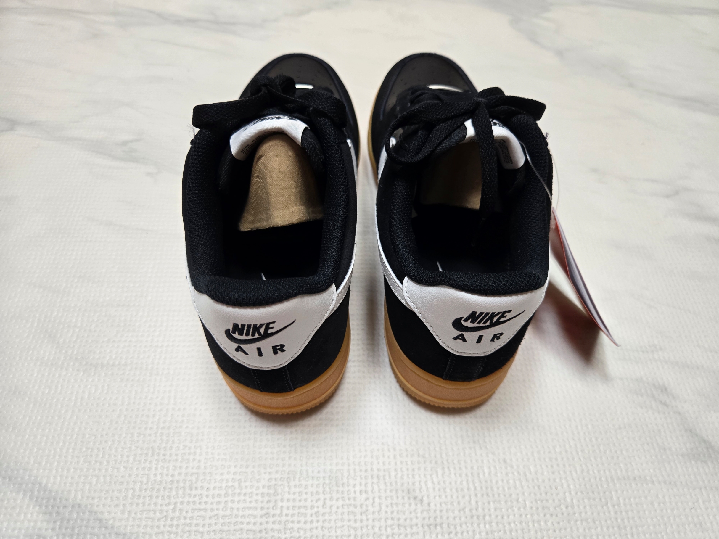 Nike Air Force 1 '07 LV8 Black Gum Light Brown 착용 스타일 - 2