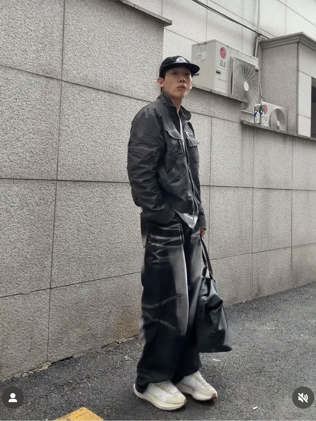 BLR Embossed Wave Washing Wide Denim Pants Black, BLR Embossed Wave Washing Wide Denim Pants Blue 착용 스타일