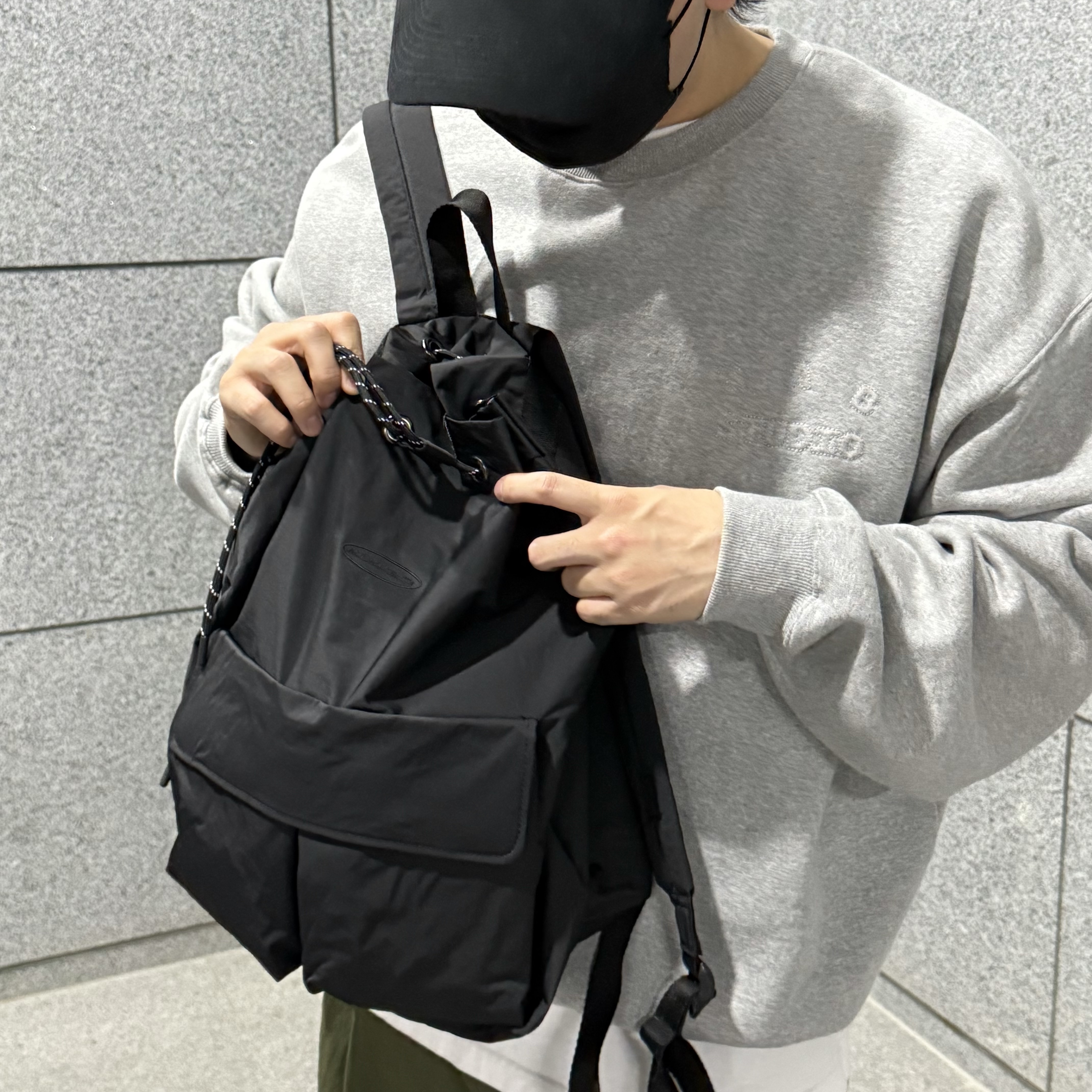 IAB Studio Embossed Sweatshirt Gray 착용 스타일 - 2