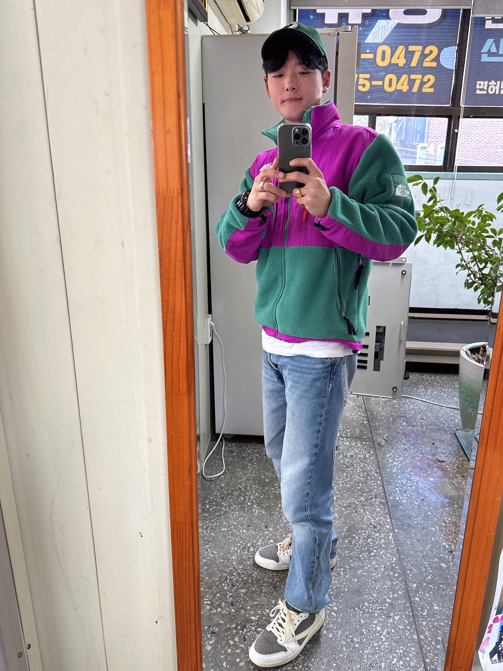 Stussy x Levi's Embossed 501 Jean Indigo, Jordan 1 x Travis Scott Retro Low OG SP Sail and Ridgerock 착용 스타일 - 1