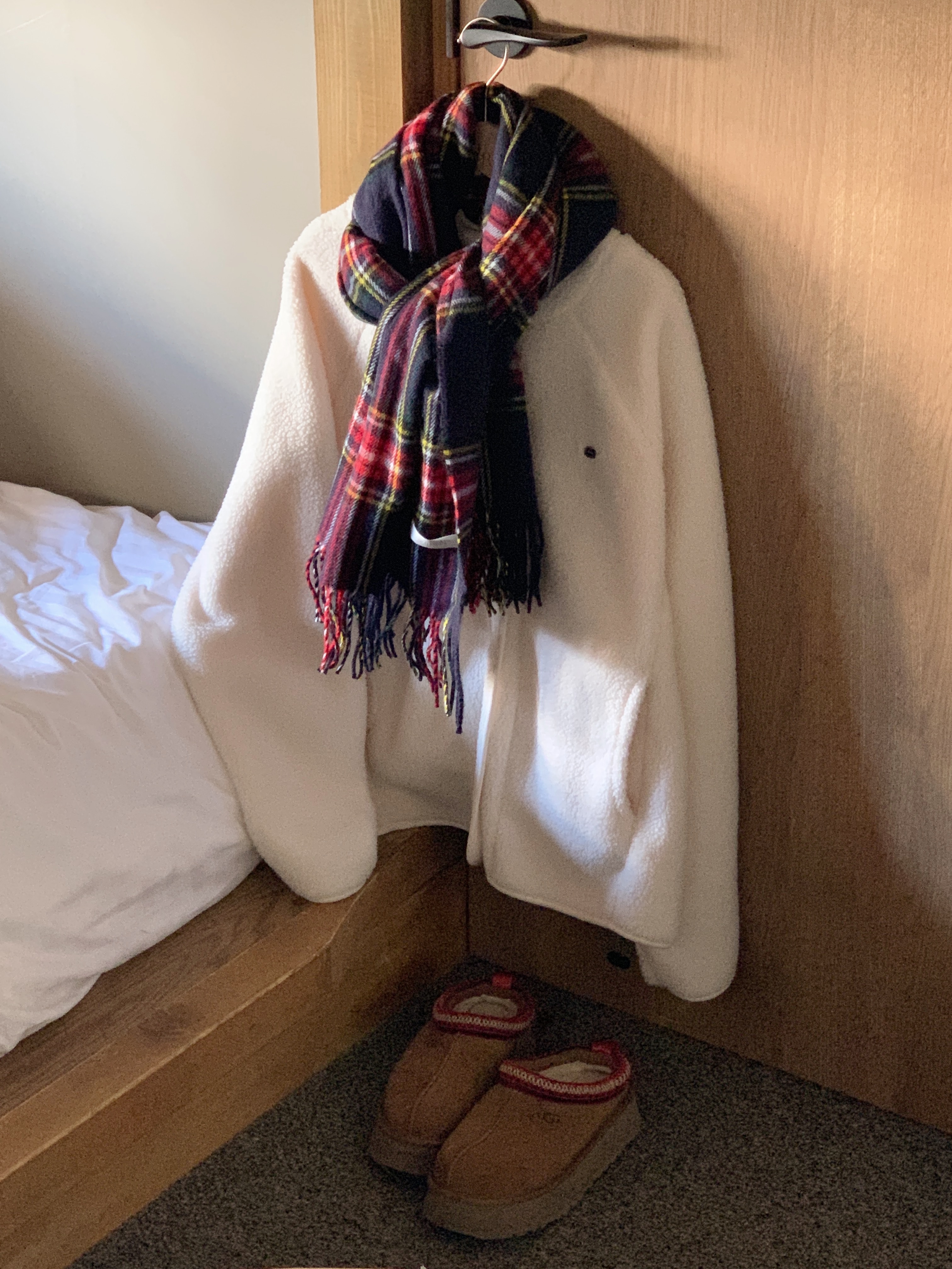 (W) UGG Tazz Slipper Chestnut 착용 스타일 - 6