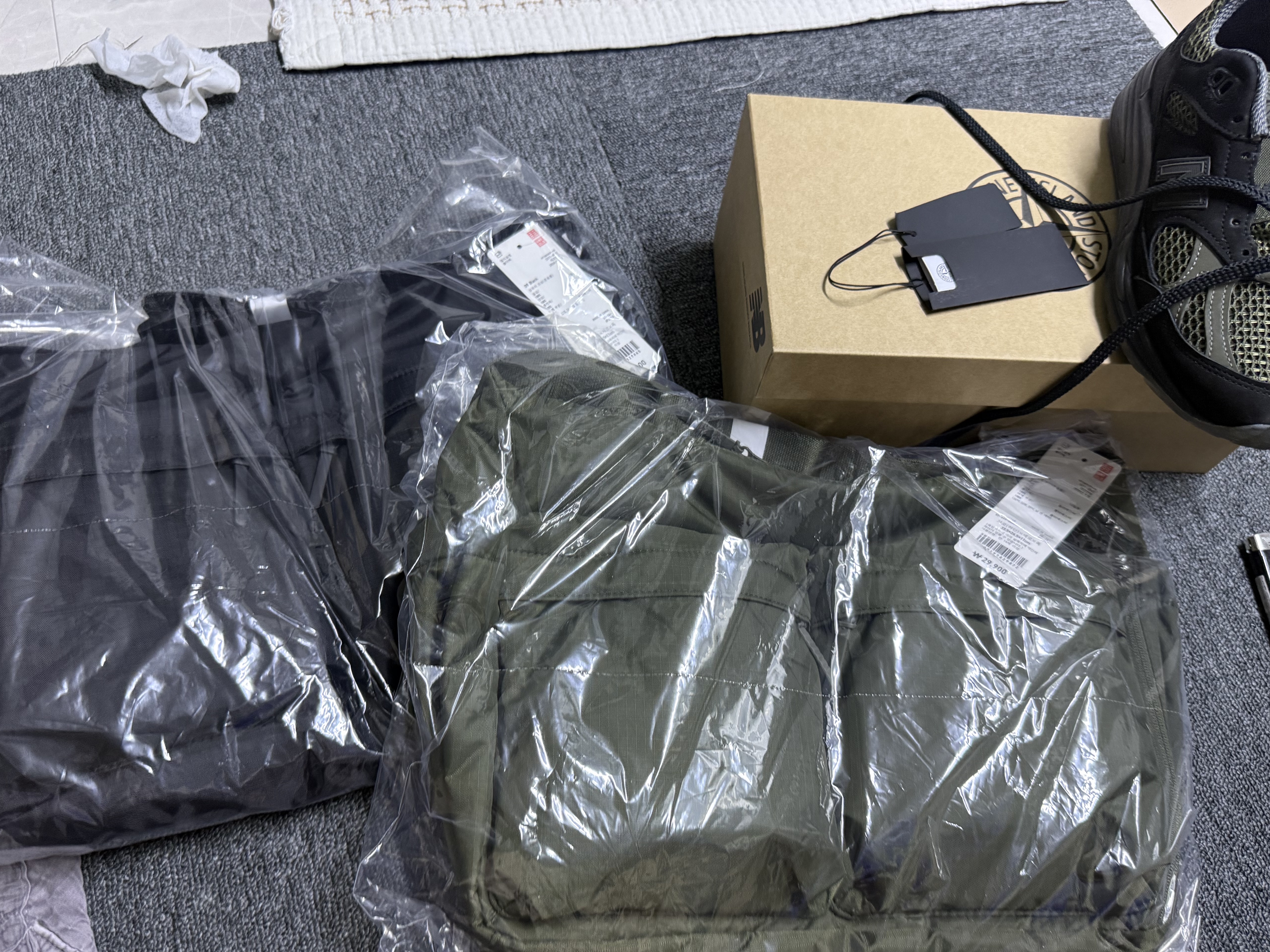 Uniqlo Multi Pocket Shoulder Bag Black, Uniqlo Multi Pocket Shoulder Bag Olive 착용 스타일 - 1