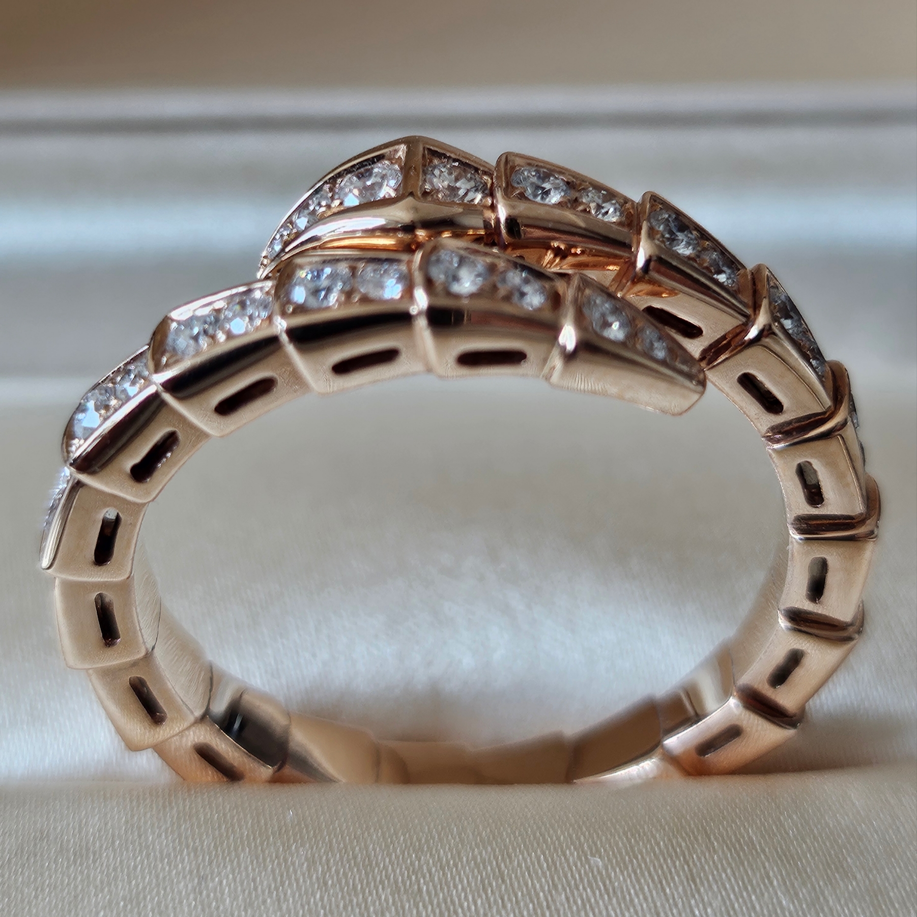 Bulgari Serpenti Viper Ring Rose Gold Diamond 착용 스타일 - 1