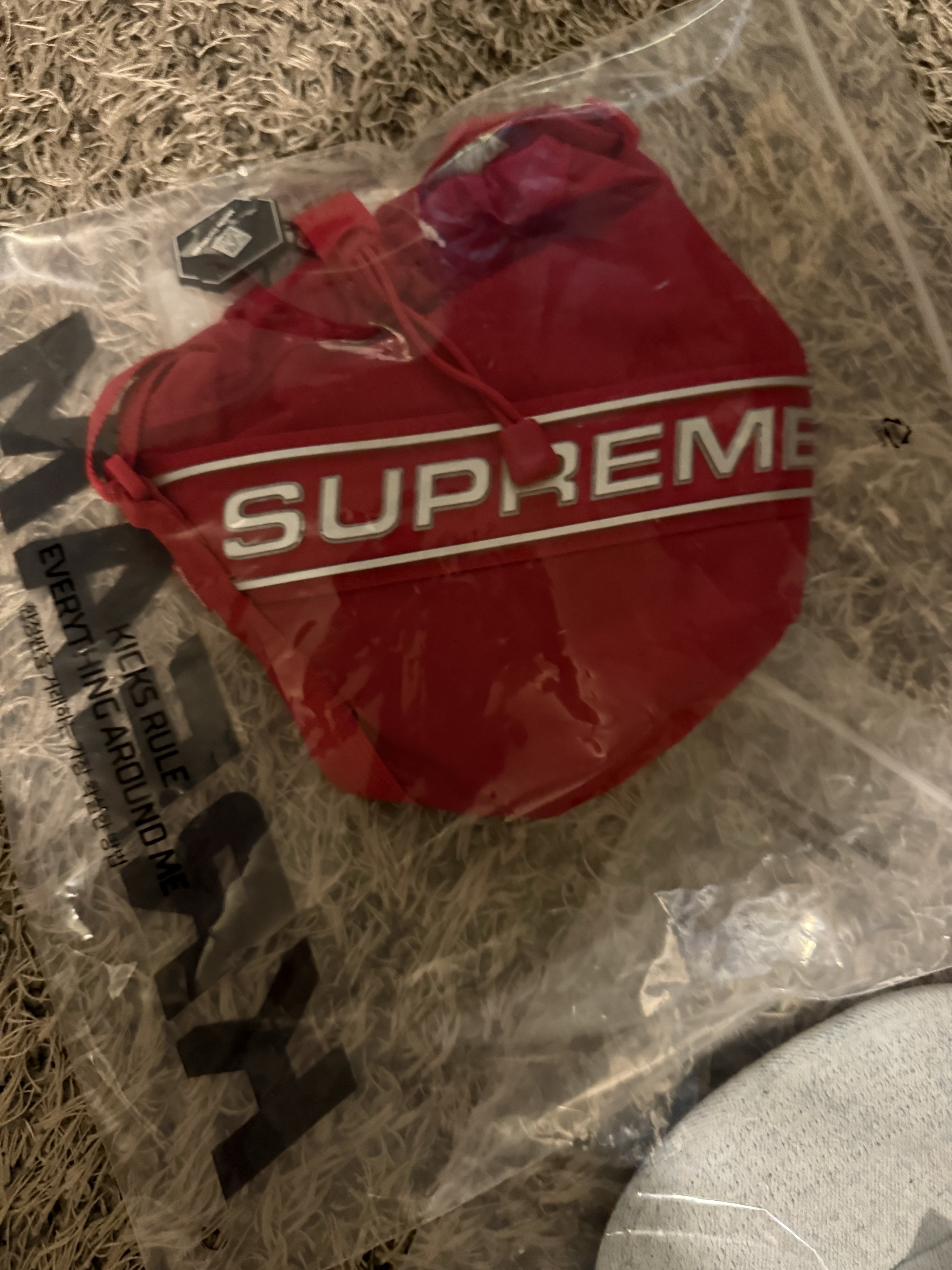 Supreme Small Cinch Pouch Red - 23FW 착용 스타일 - 2