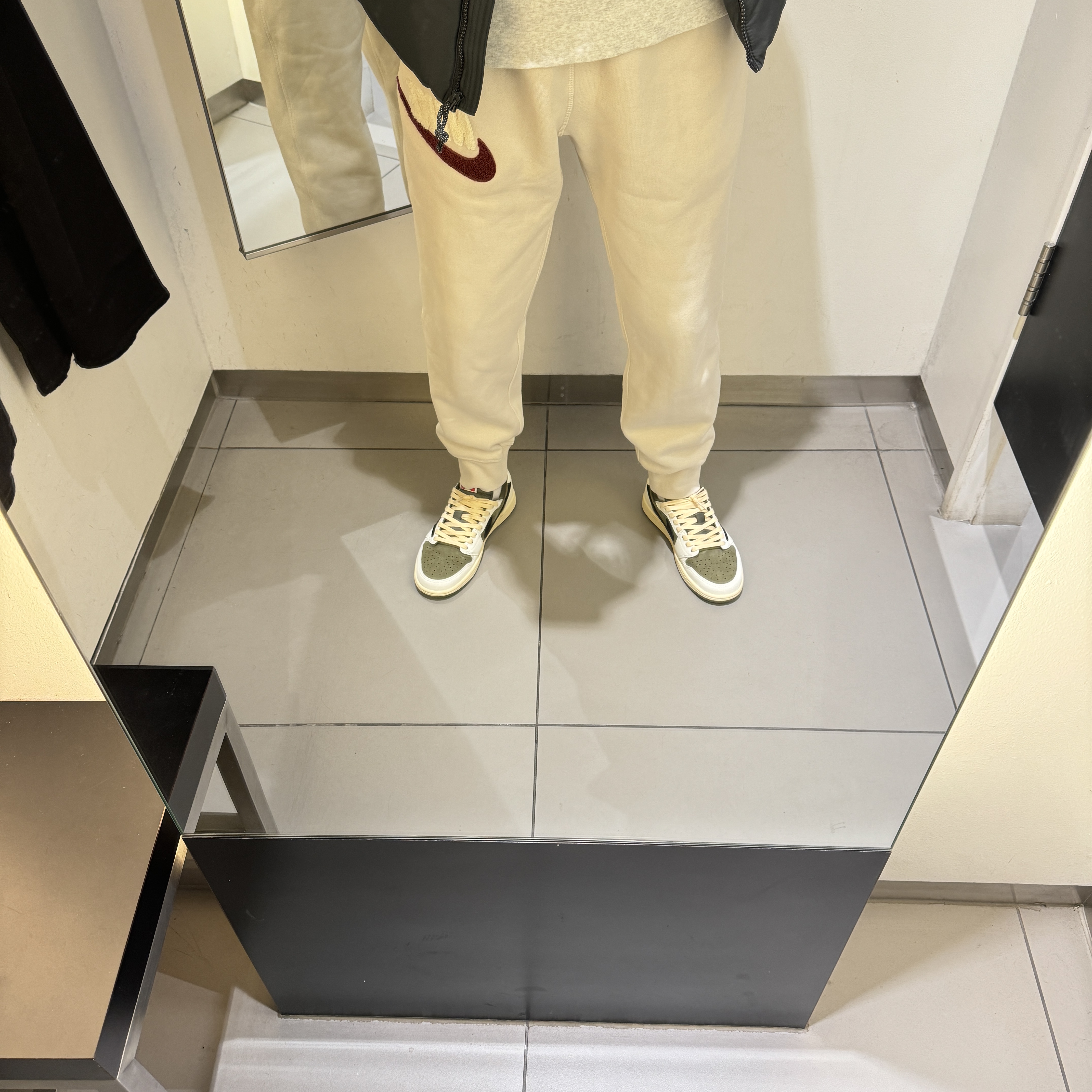 Jordan 1 x Travis Scott Retro Low OG SP Reverse Olive 착용 스타일 - 1