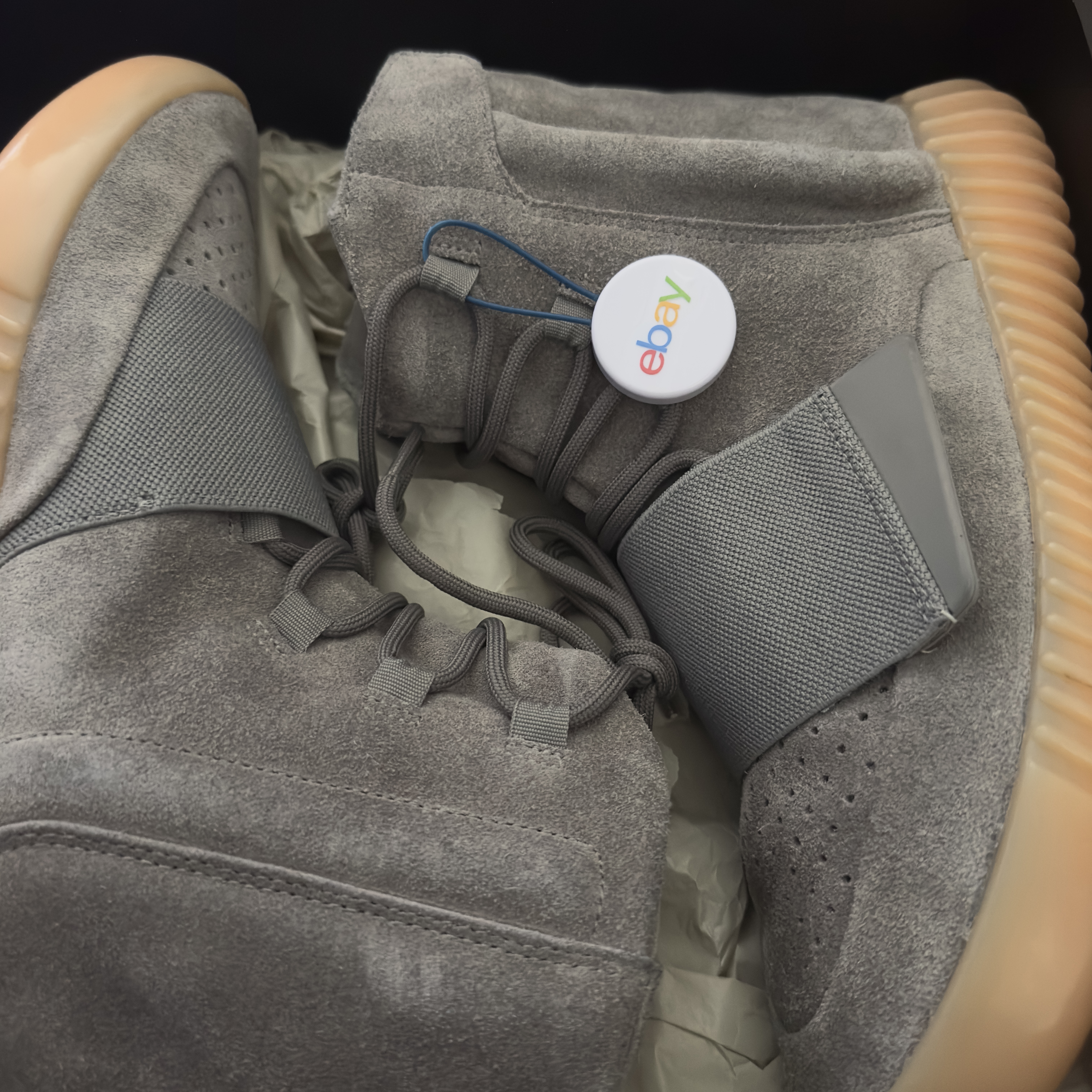 Adidas Yeezy Boost 750 Light Grey Glow In the Dark, Yeezy Gap Engineered By Balenciaga Padded Denim Jacket Grey Wash 착용 스타일 - 2