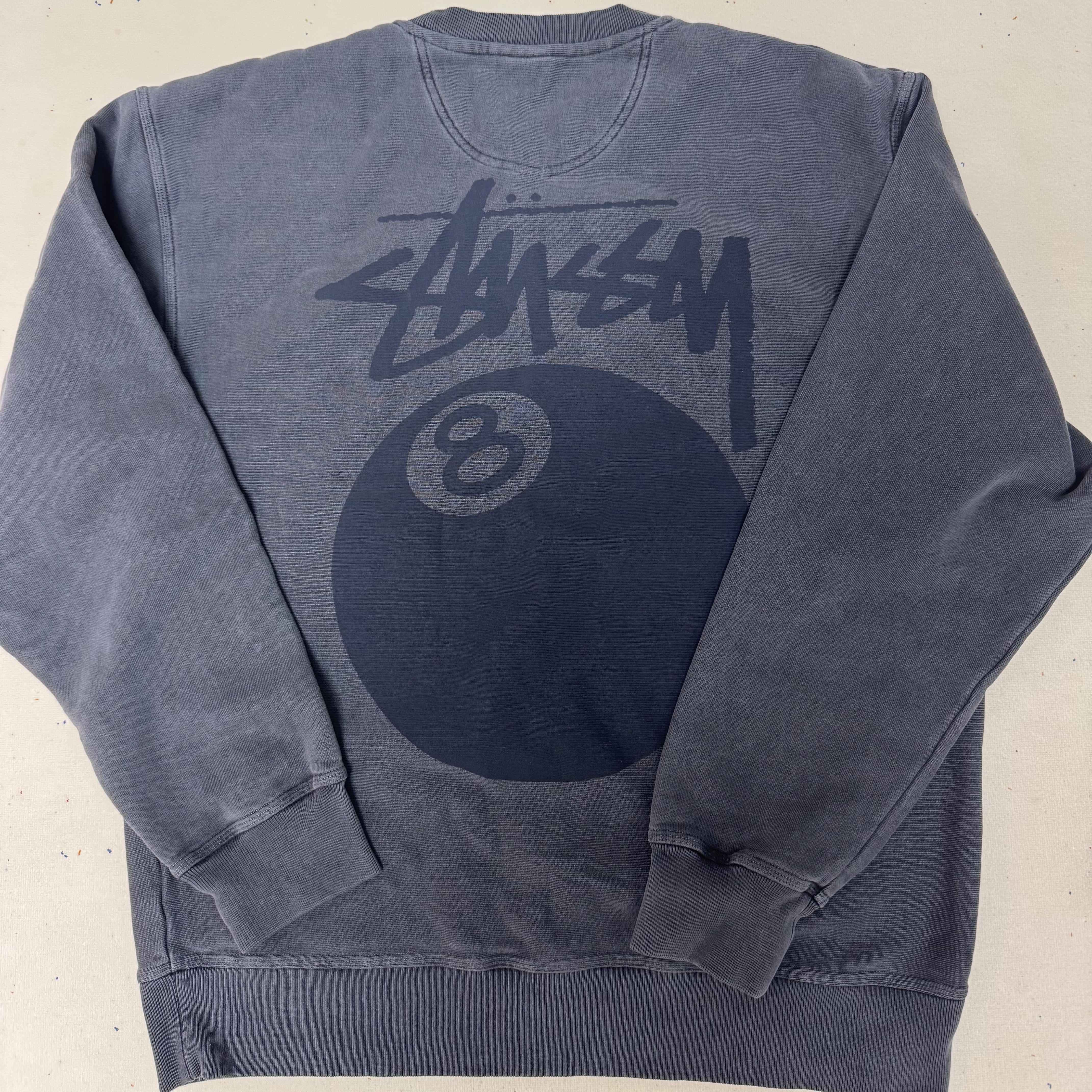 Stussy 8 Ball Crew Pigment Dyed Black 착용 스타일 - 1