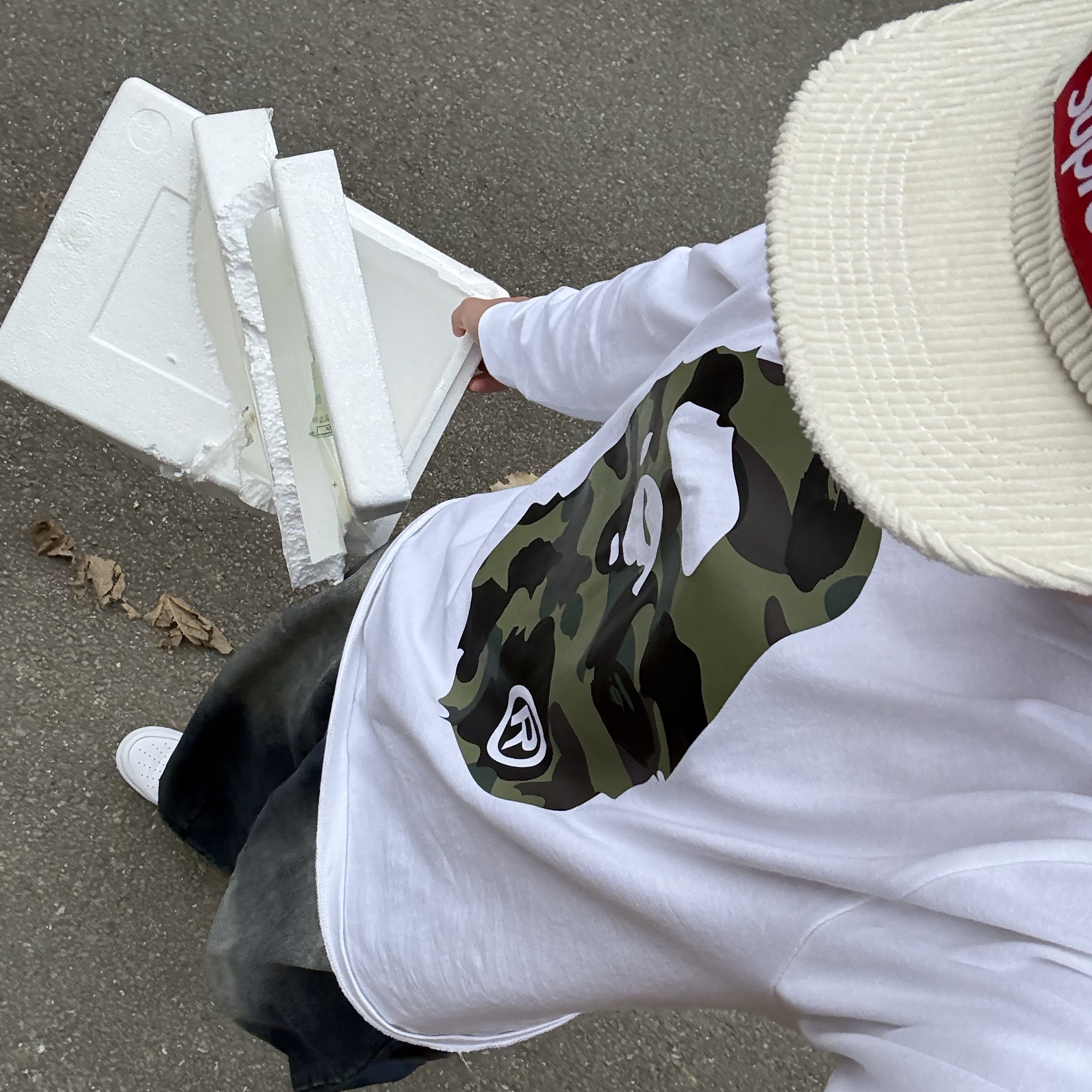 BAPE Marbling Camo Ape Head Relaxed Fit L/S T-Shirt White 착용 스타일