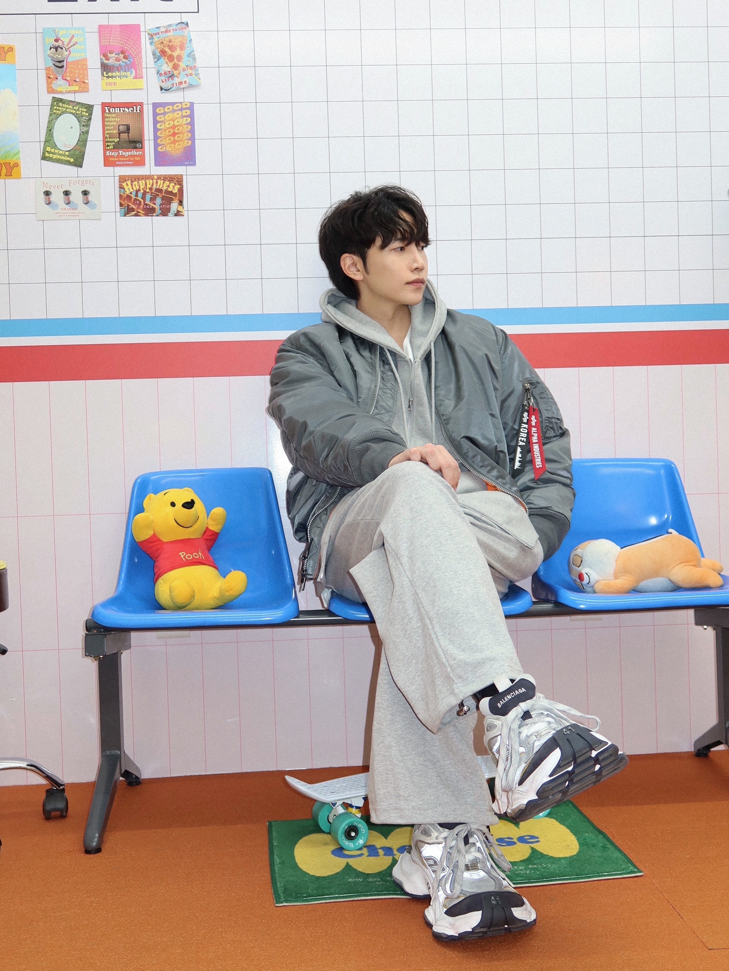 ALPHA INDUSTRIES MA-1 Flight Jacket Vintage Grey, Balenciaga Cargo Sneakers White Grey 착용 스타일 - 6