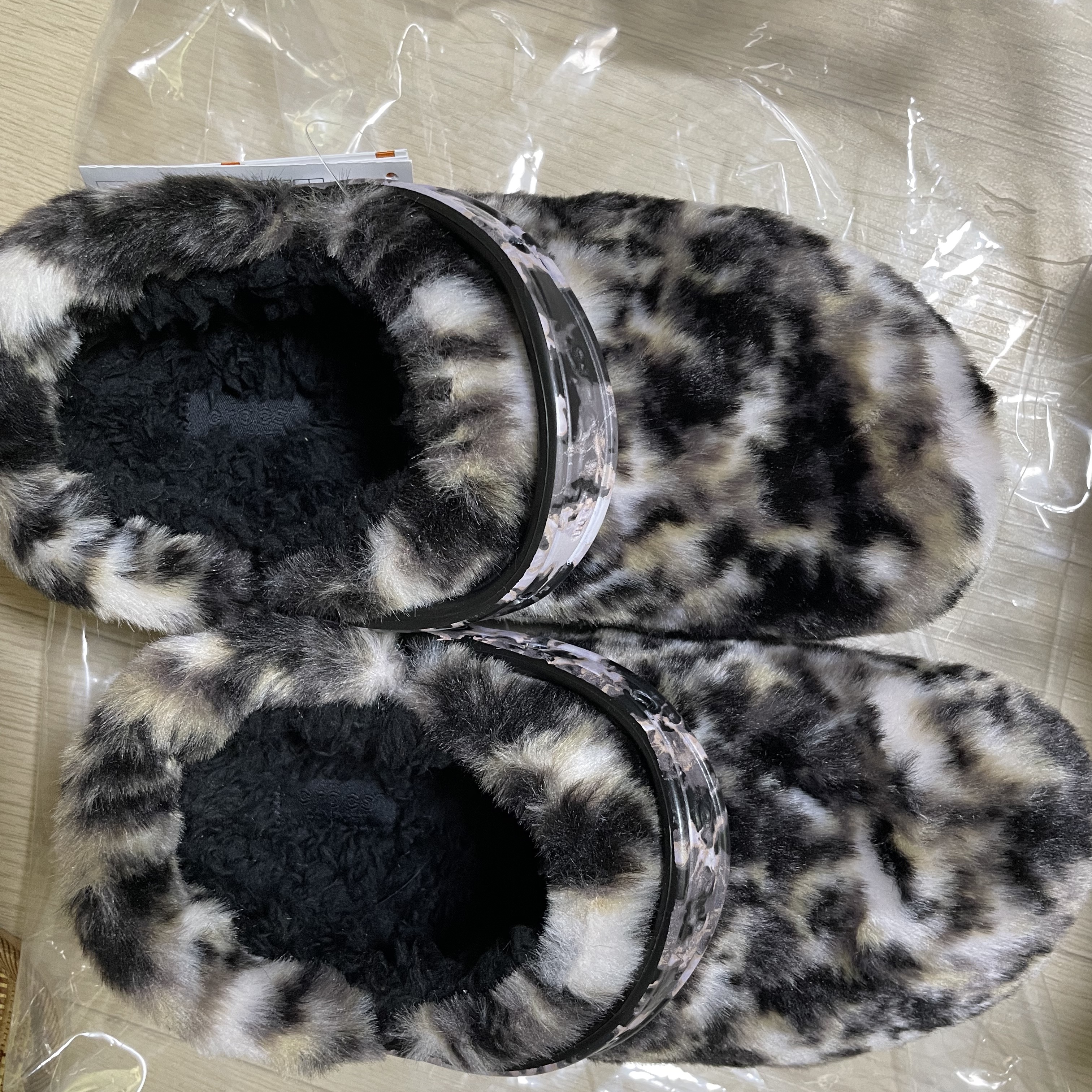 Crocs Classic Fur Sure Clog Black Multi 착용 스타일 - 3