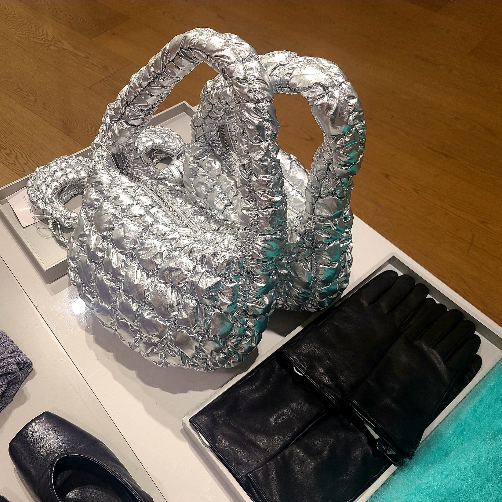 COS Quilted Nano Crossbody Bag Silver, COS Quilted Micro Bag Silver 착용 스타일 - 3