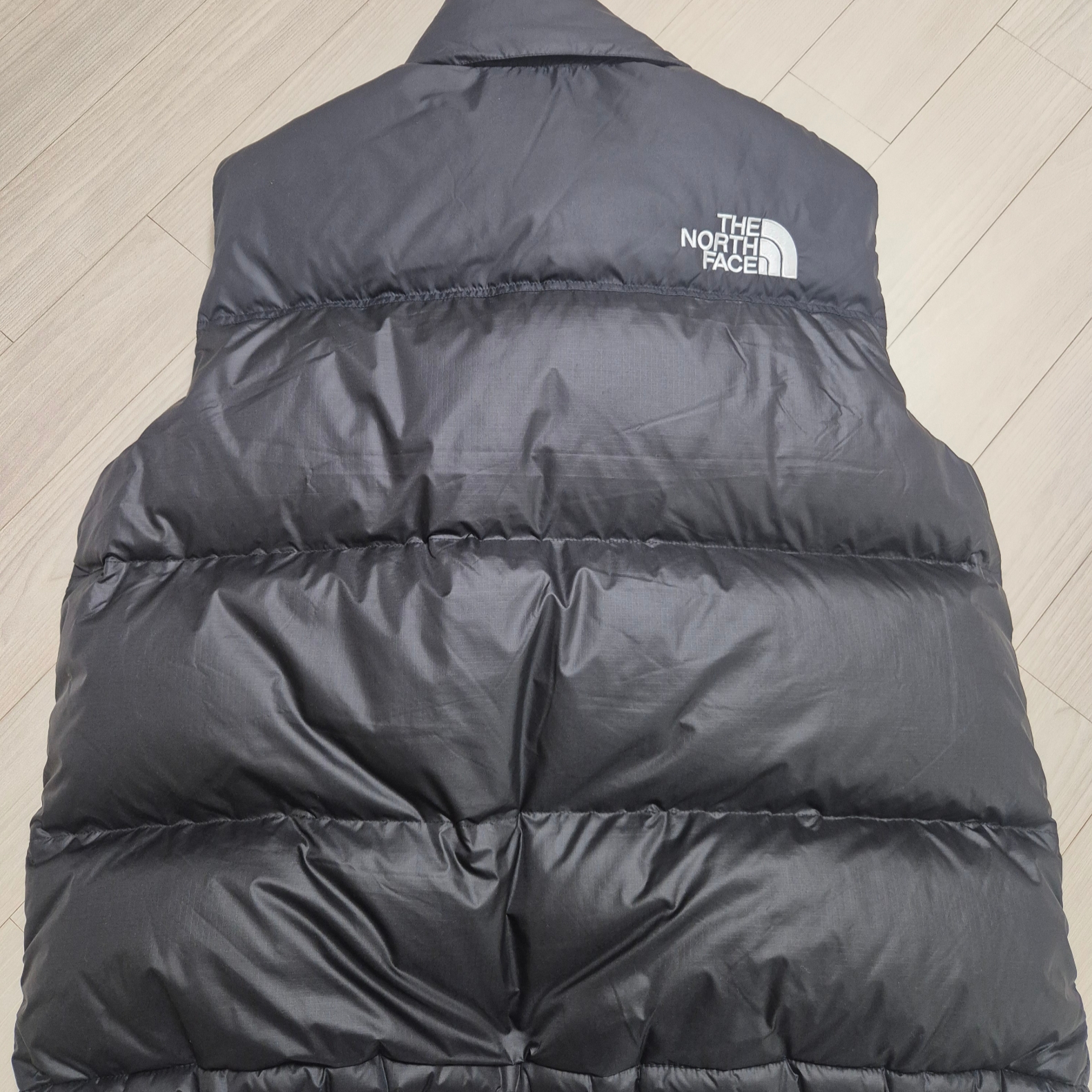 The North Face 1996 Eco Nuptse Vest Black 착용 스타일 - 2