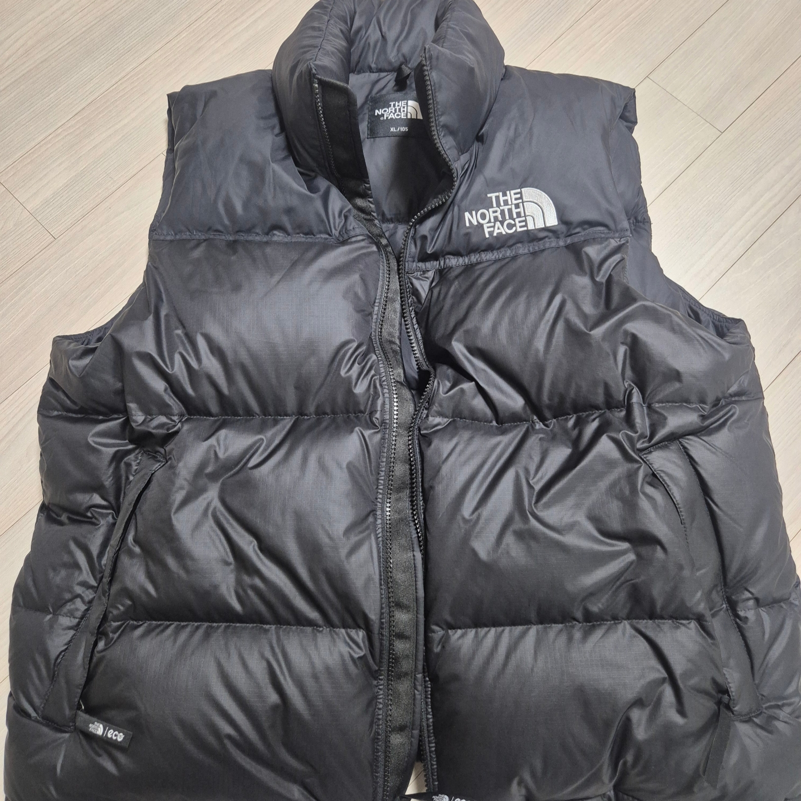 The North Face 1996 Eco Nuptse Vest Black 착용 스타일 - 1