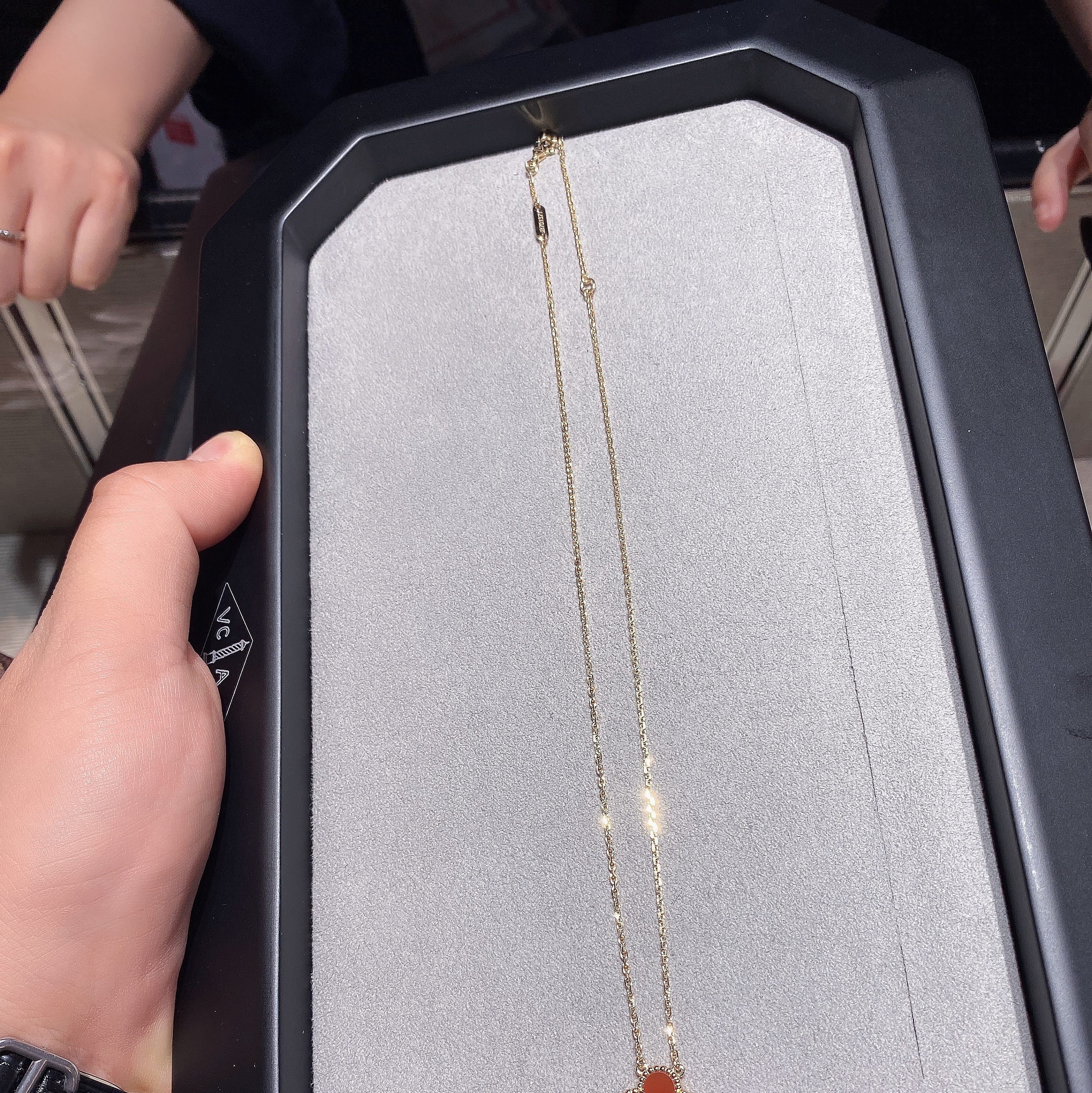 (W) Van Cleef & Arpels Vintage Alhambra Pendant Yellow Gold Mother of Pearl 착용 스타일 - 2
