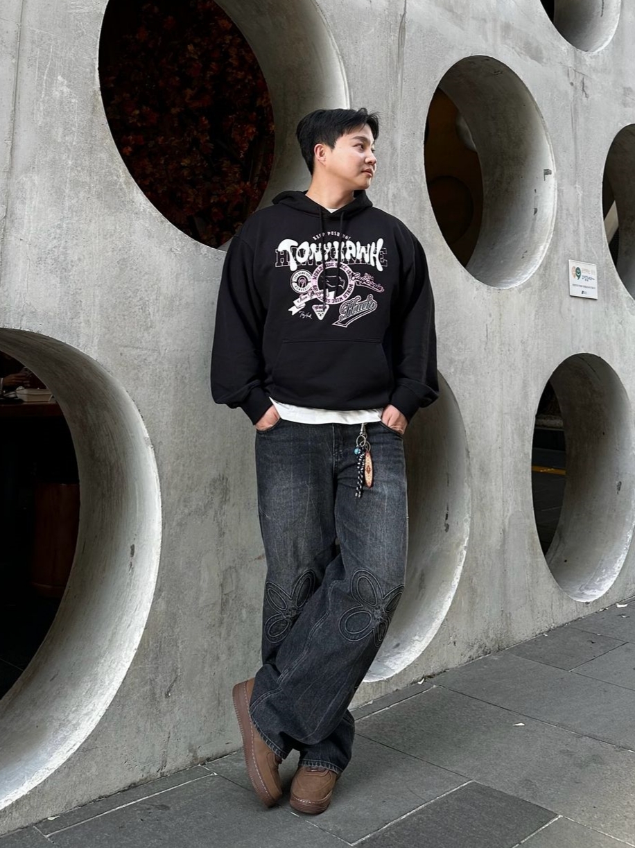 TONY HAWK Varsity Graphic Hoodie Black 착용 스타일