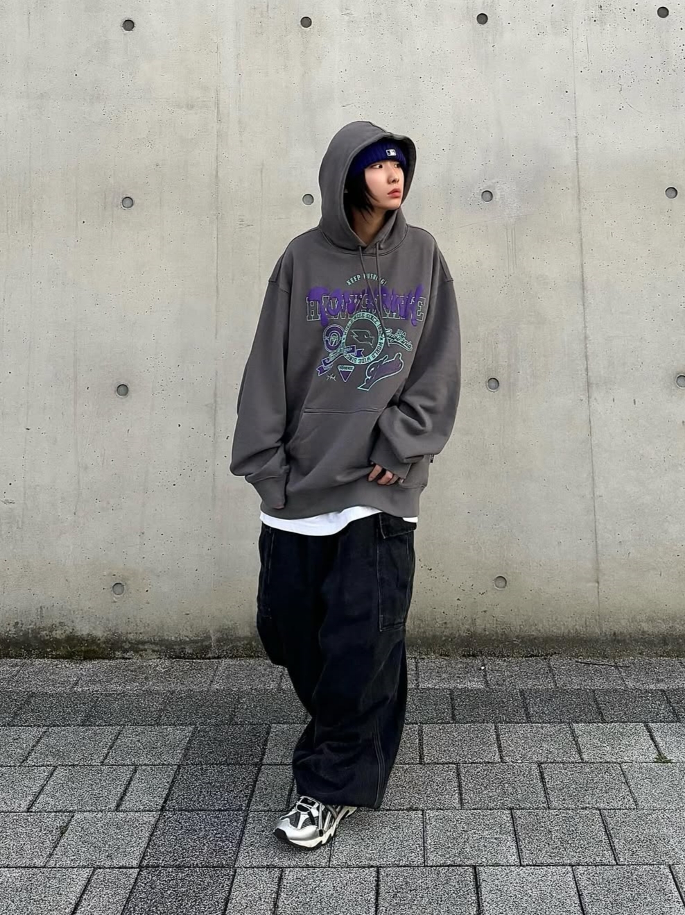 TONY HAWK Varsity Graphic Hoodie Charcoal 착용 스타일 - 1