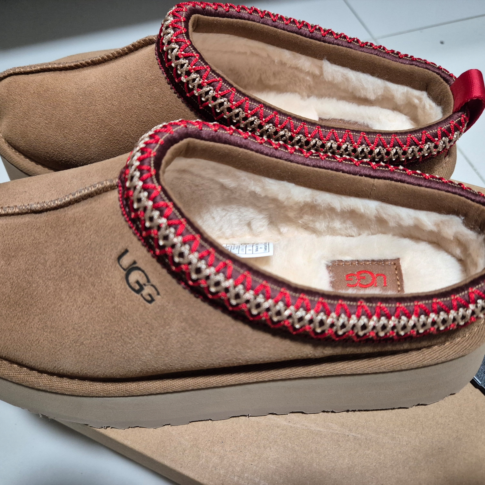 (W) UGG Tazz Slipper Chestnut 착용 스타일