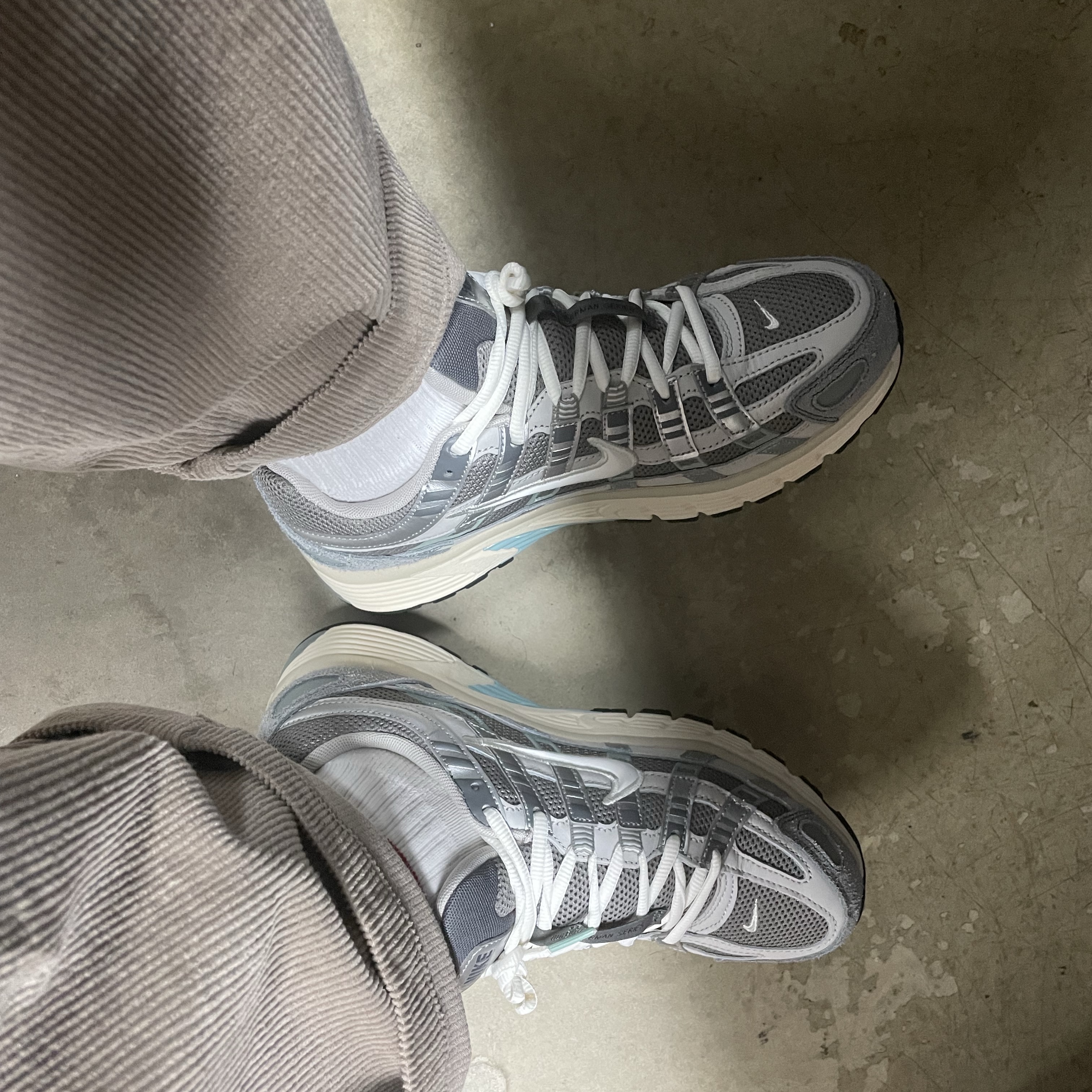 Nike P-6000 Flat Pewter Light Iron Ore 착용 스타일