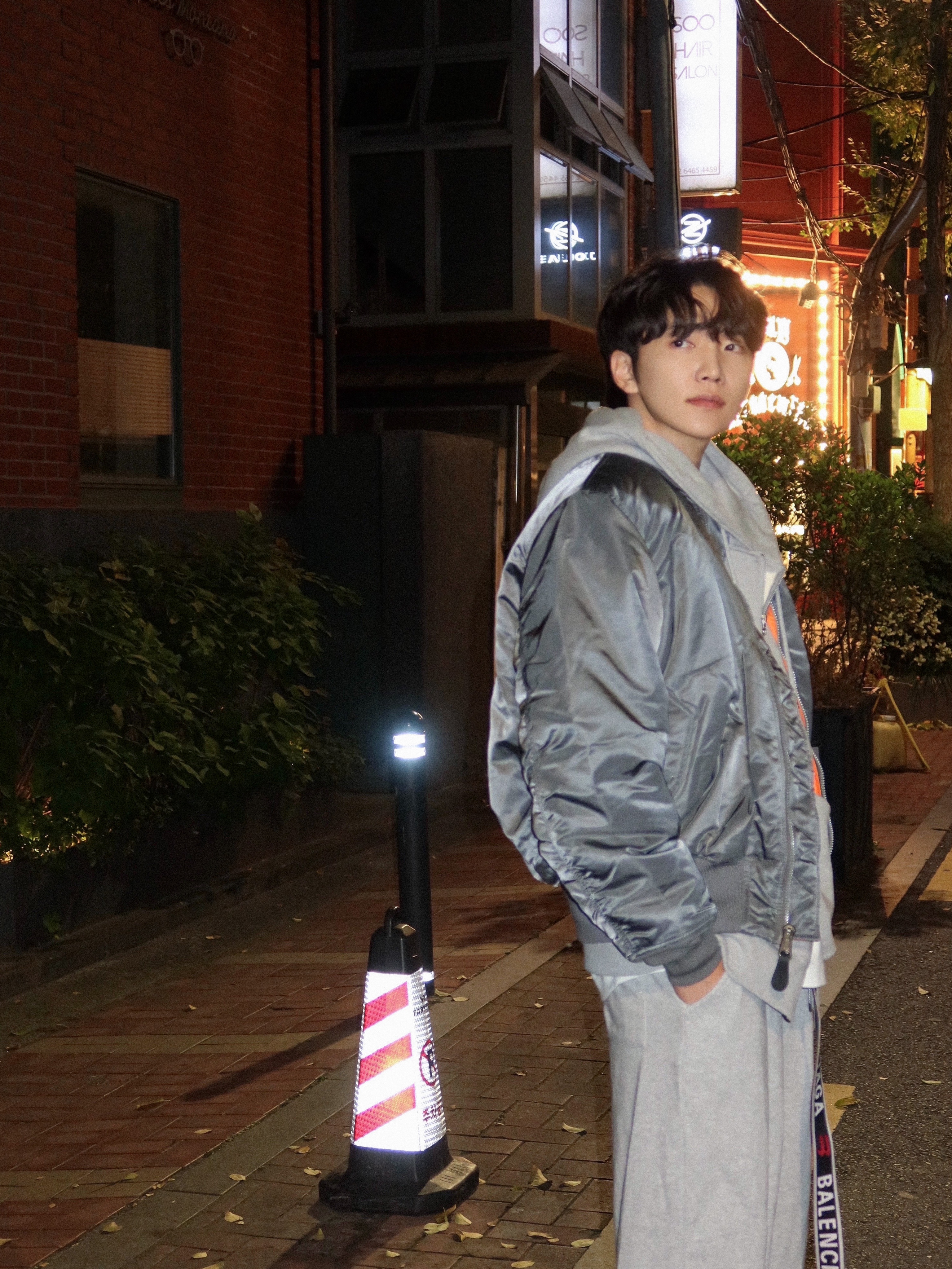 ALPHA INDUSTRIES MA-1 Flight Jacket Vintage Grey, Balenciaga Cargo Sneakers White Grey 착용 스타일 - 2