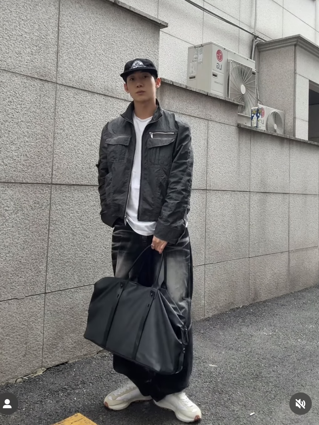 BLR Embossed Wave Washing Wide Denim Pants Black, BLR Embossed Wave Washing Wide Denim Pants Blue 착용 스타일