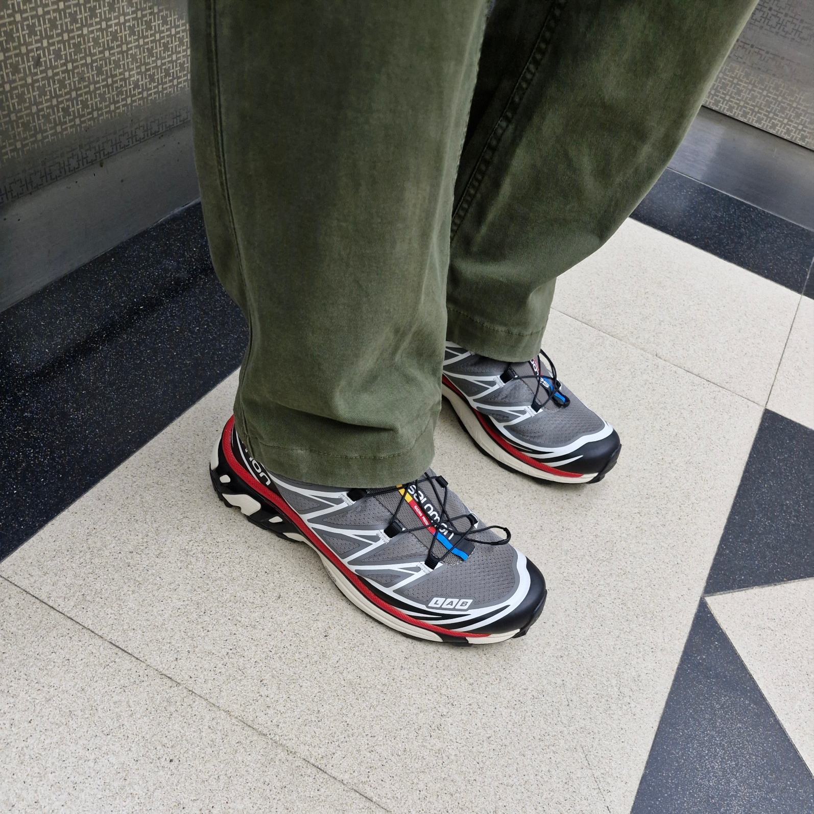 Salomon XT-6 Pewter Aurora Red 착용 스타일 - 2