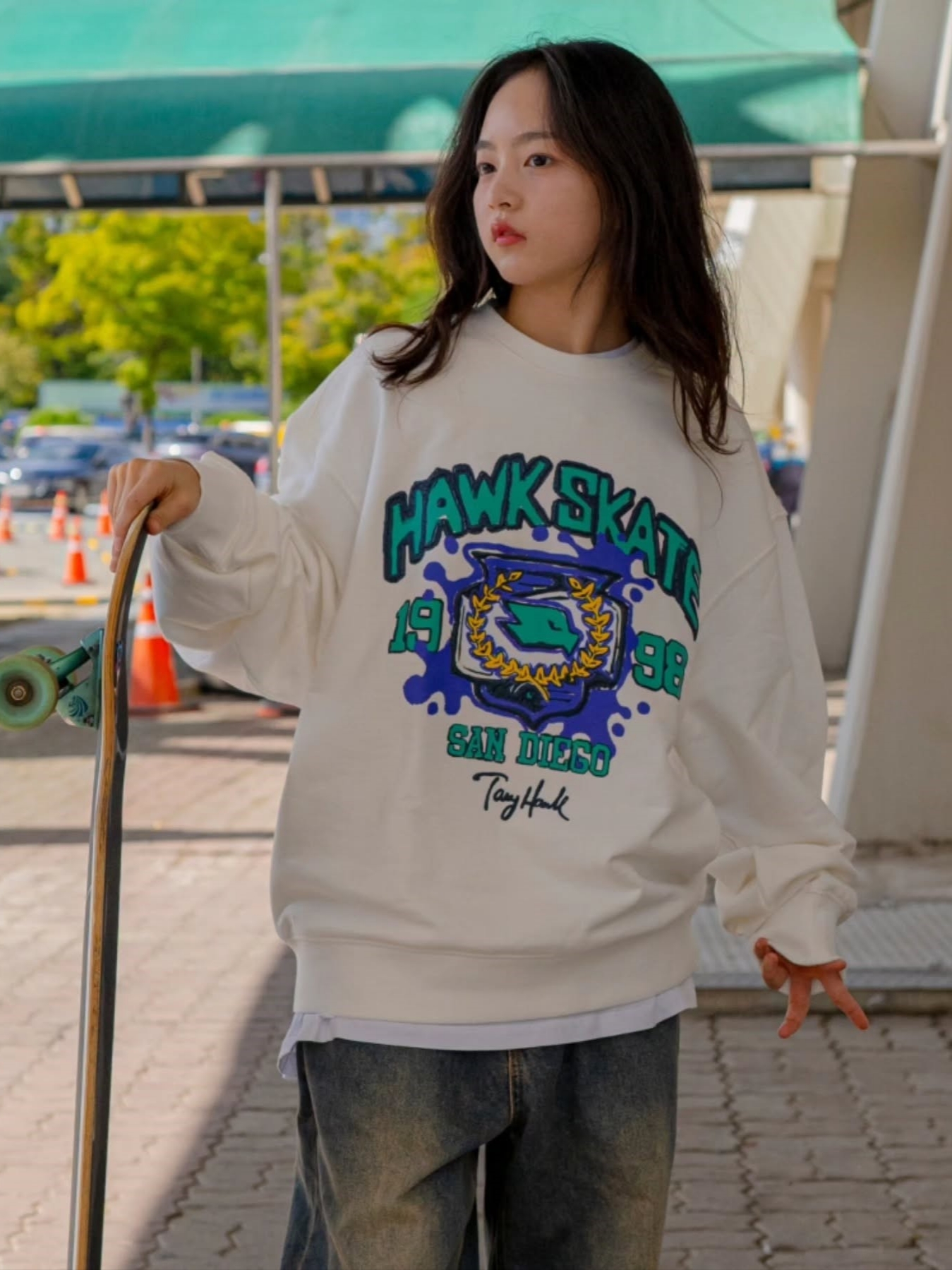 TONY HAWK Hawk College Graphic Crewneck Ivory 착용 스타일 - 2