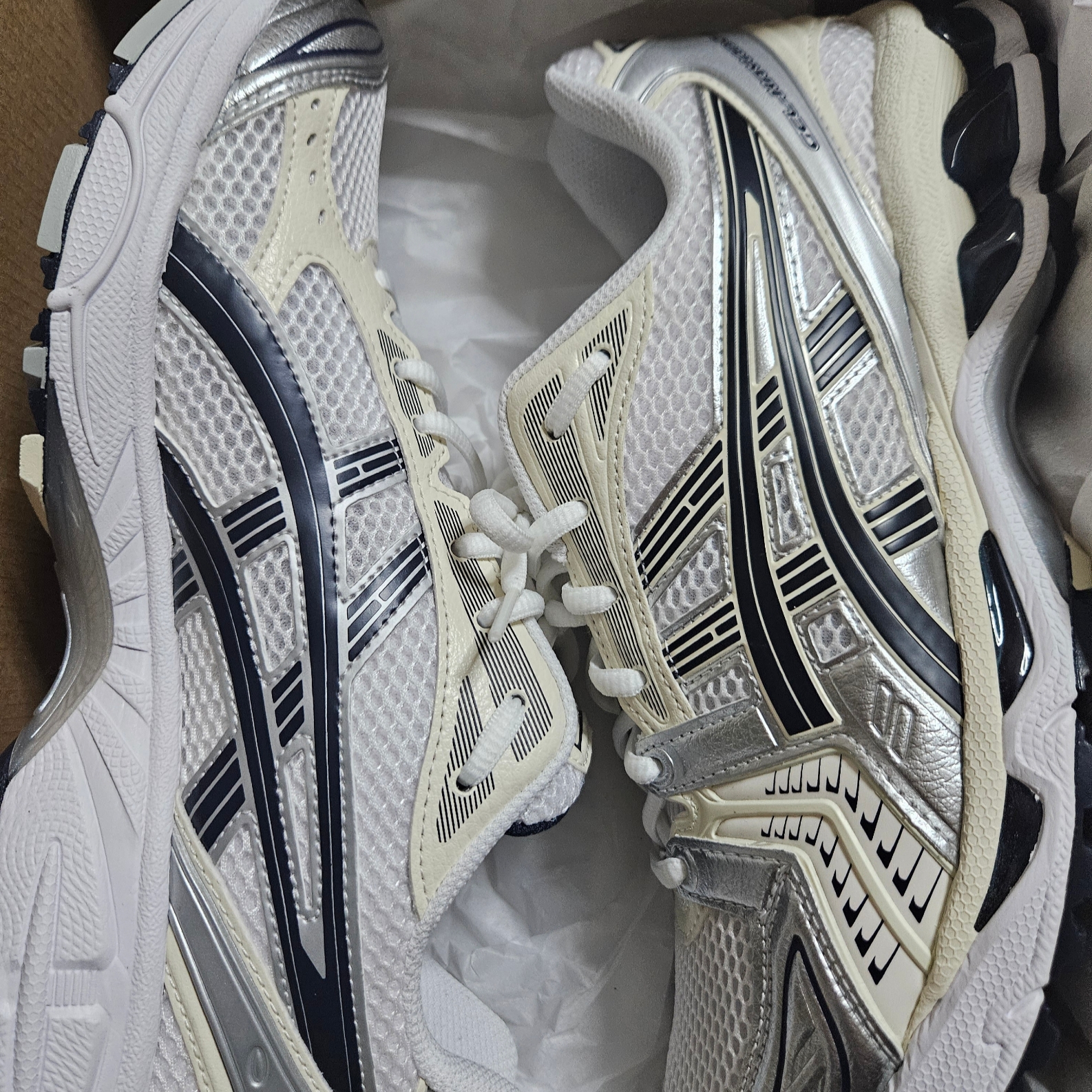 (W) Asics Gel-Kayano 14 White Midnight 착용 스타일