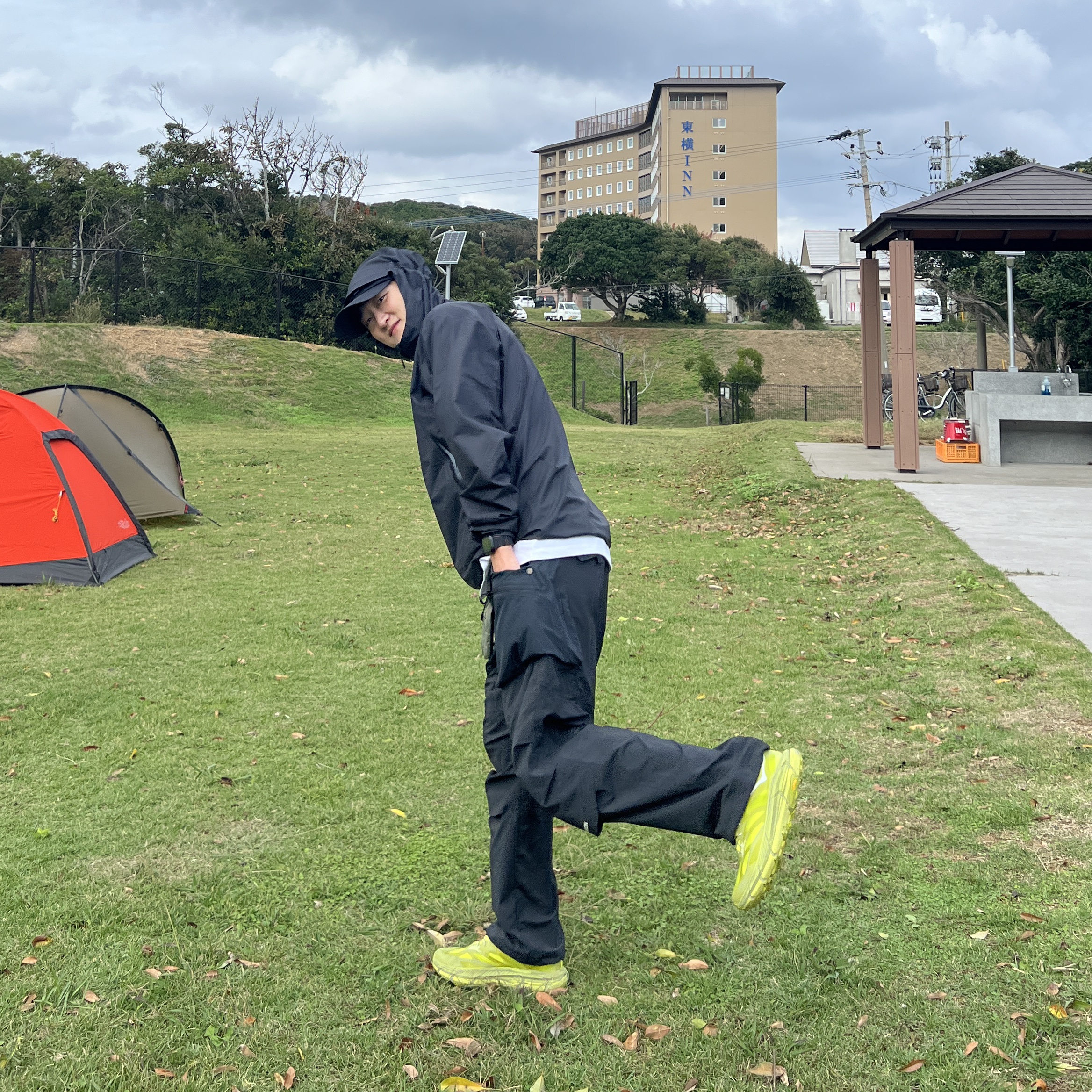 Hoka x Satisfy Mafate Speed 4 Lite Sulfur, Arc'teryx Mantis 2 Waistpack 24K Black 착용 스타일 - 2