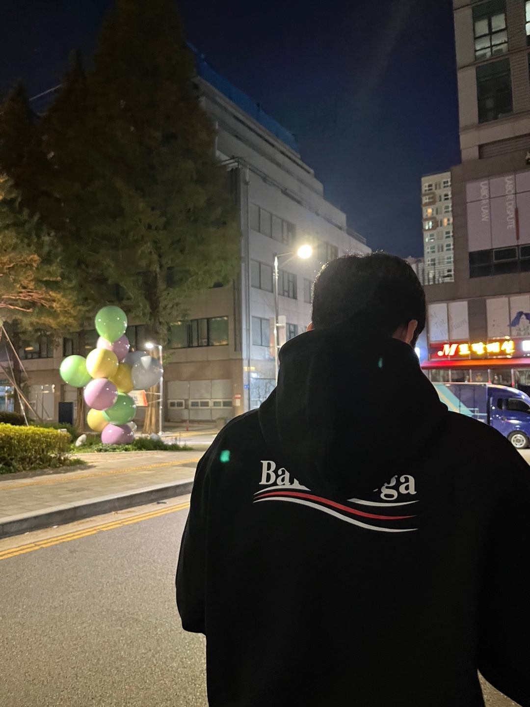 Balenciaga Political Campaign Medium Fit Hoodie Black 착용 스타일 - 2