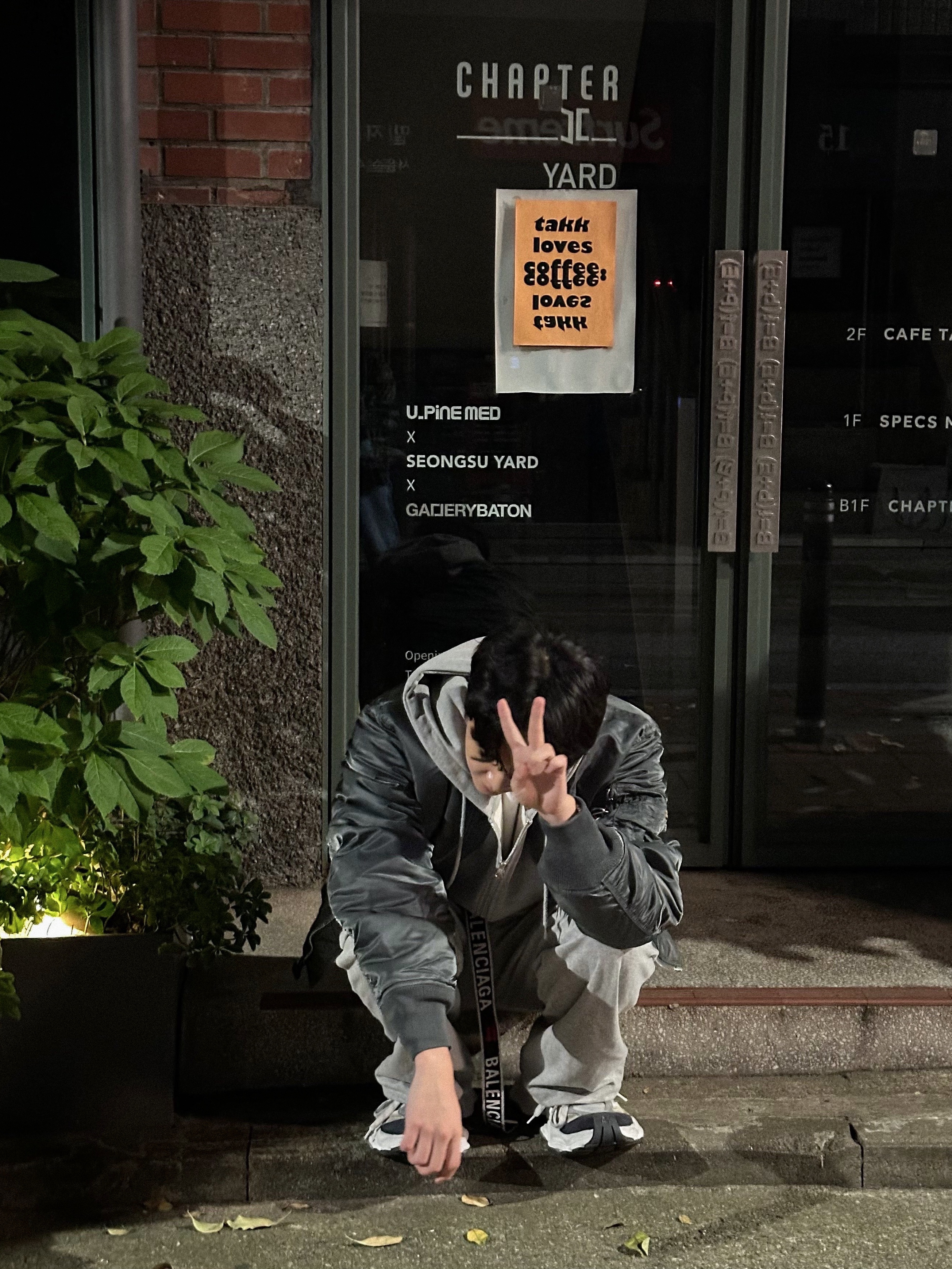 ALPHA INDUSTRIES MA-1 Flight Jacket Vintage Grey, Balenciaga Cargo Sneakers White Grey 착용 스타일 - 4