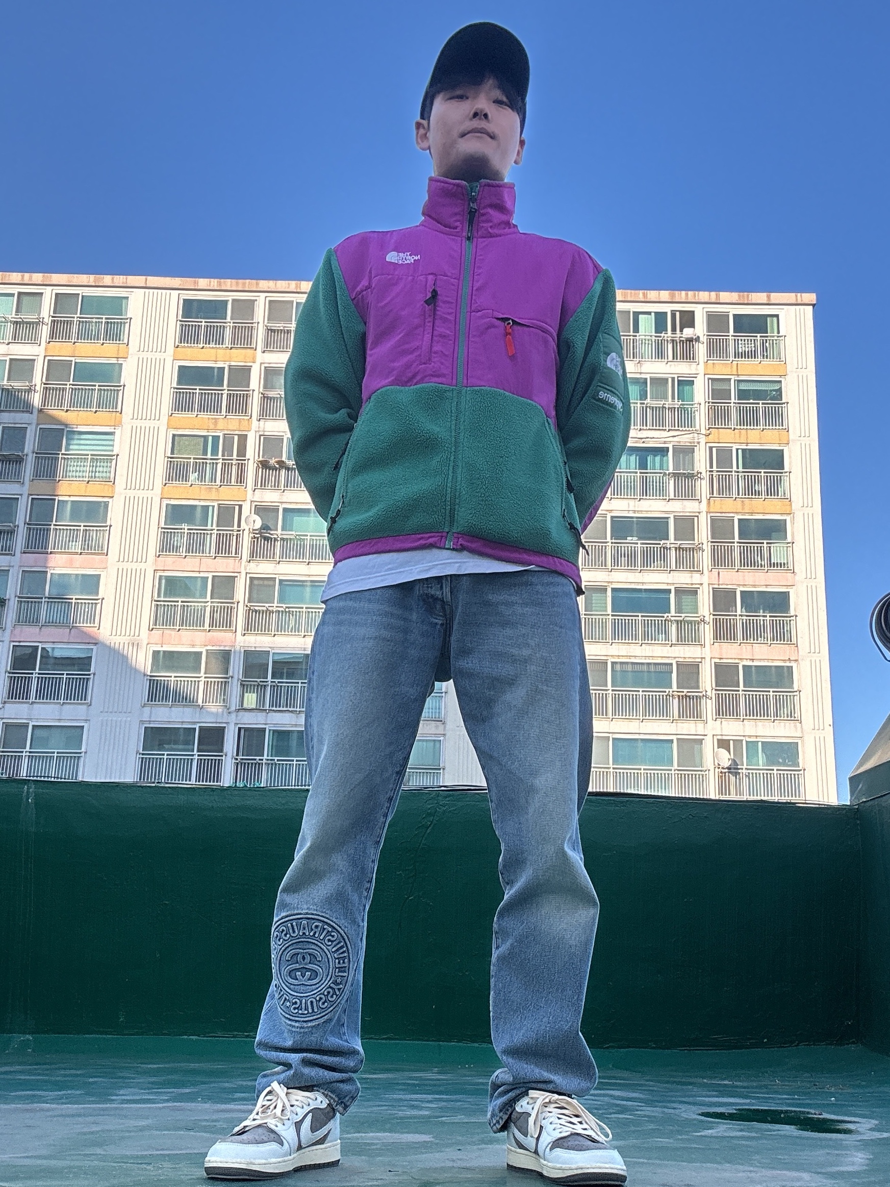 Stussy x Levi's Embossed 501 Jean Indigo, Jordan 1 x Travis Scott Retro Low OG SP Sail and Ridgerock 착용 스타일 - 3