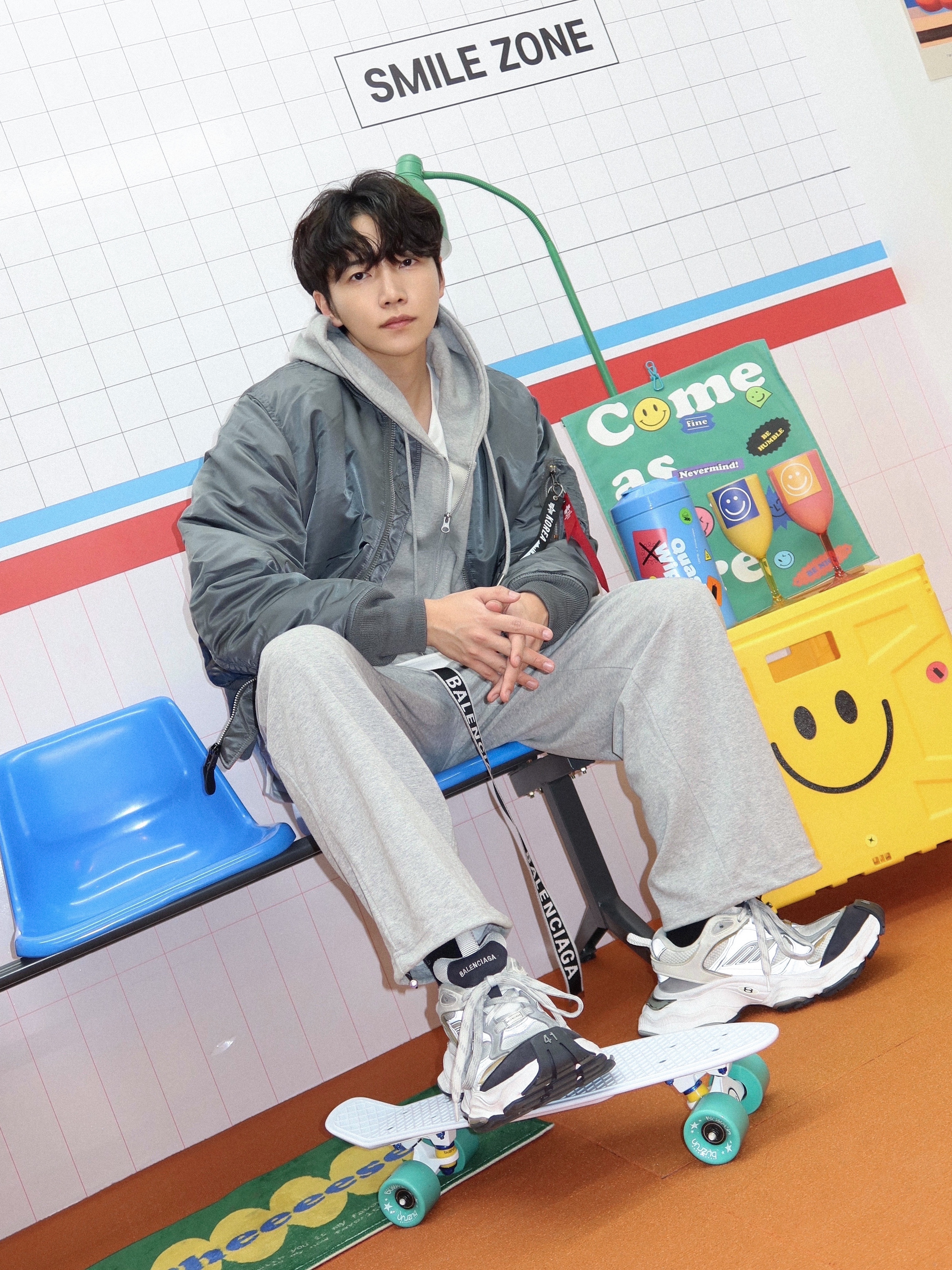 ALPHA INDUSTRIES MA-1 Flight Jacket Vintage Grey, Balenciaga Cargo Sneakers White Grey 착용 스타일 - 1