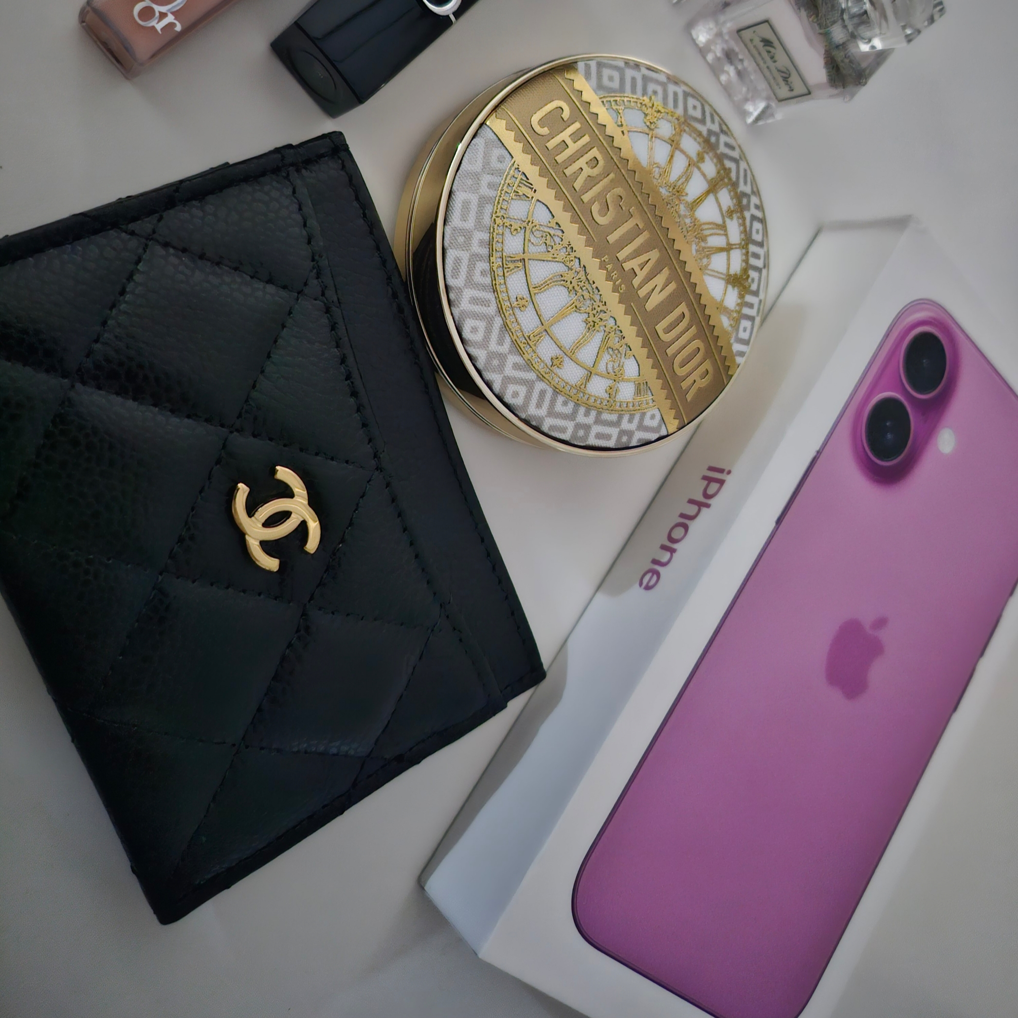 Chanel Classic Card Holder Grained Calfskin & Gold Black 착용 스타일 - 1