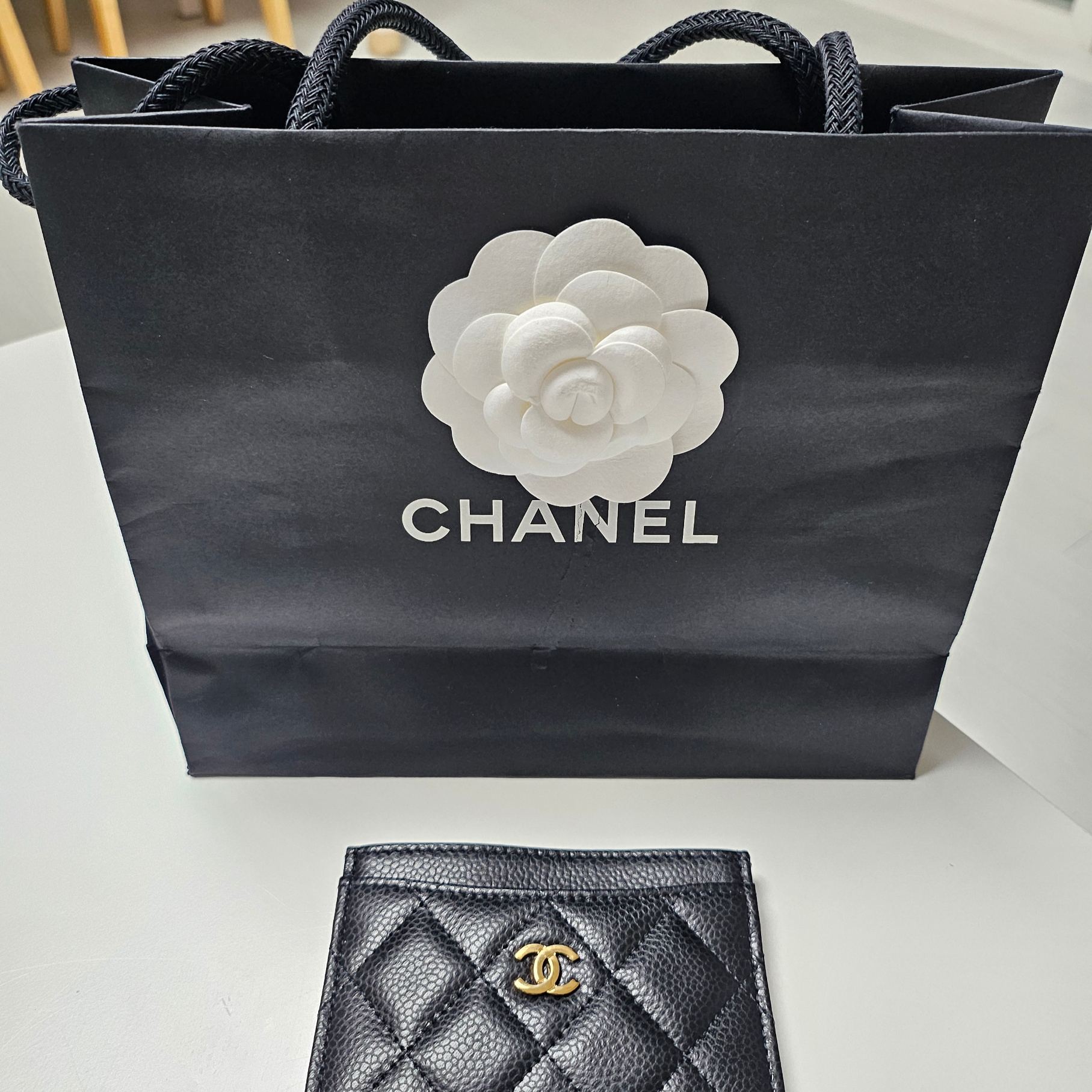 Chanel Classic Card Holder Grained Calfskin & Gold Black 착용 스타일 - 2