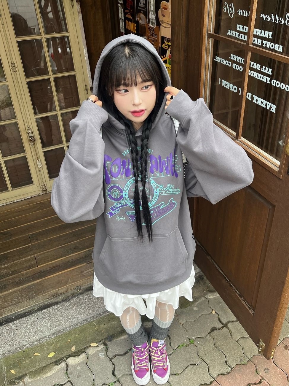 TONY HAWK Varsity Graphic Hoodie Charcoal 착용 스타일 - 2