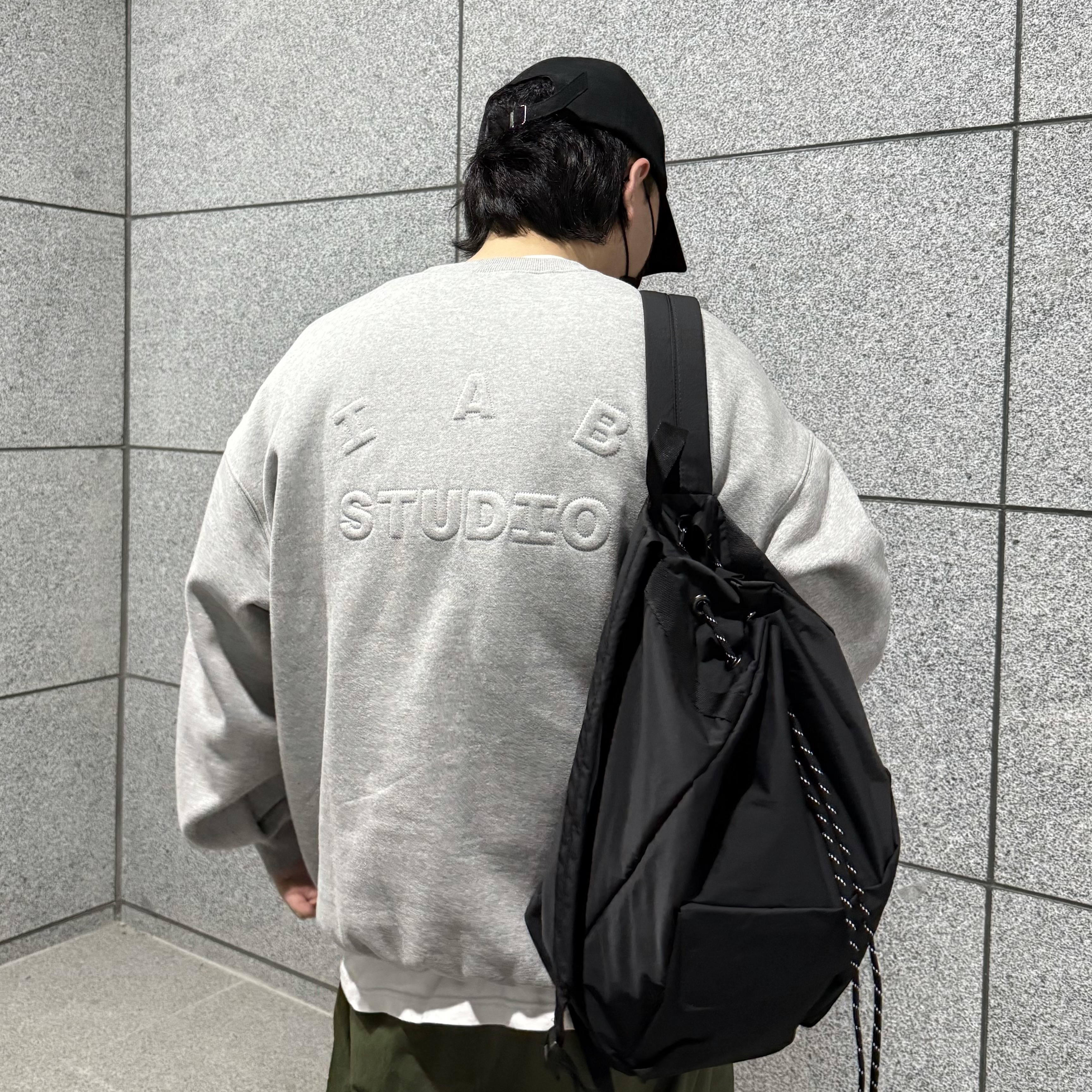 IAB Studio Embossed Sweatshirt Gray 착용 스타일 - 1