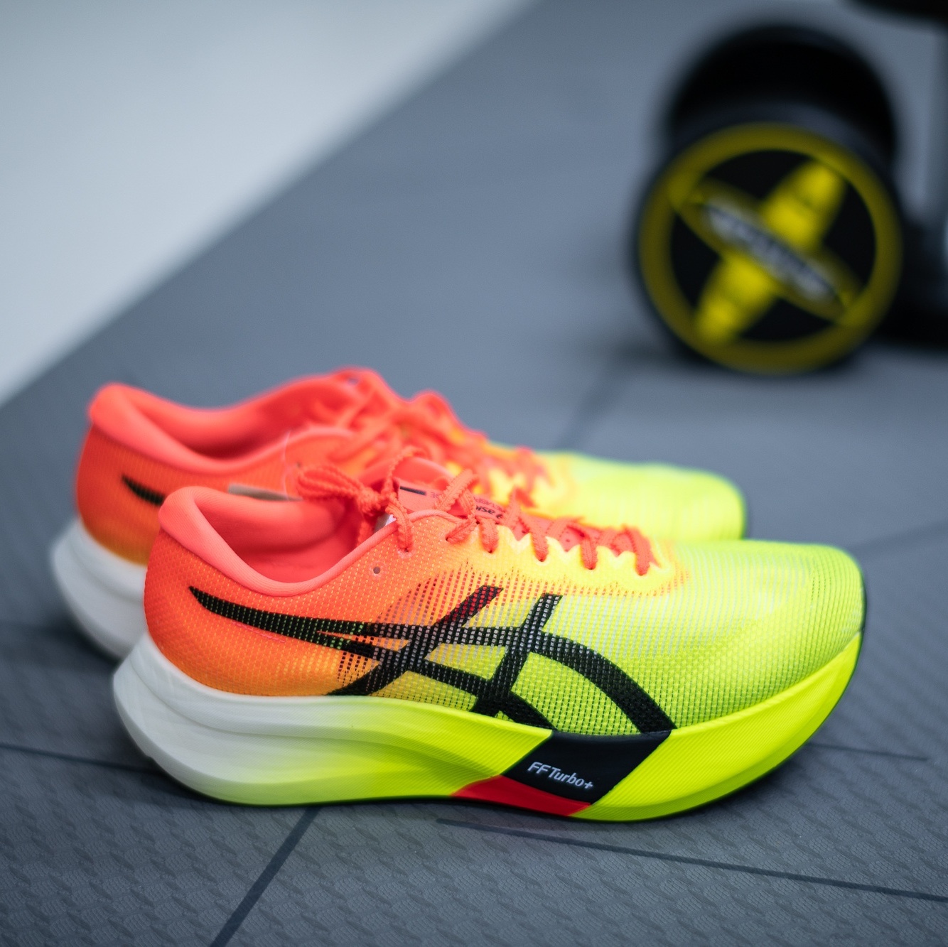 Asics Metaspeed Edge Paris Safety Yellow Black 착용 스타일