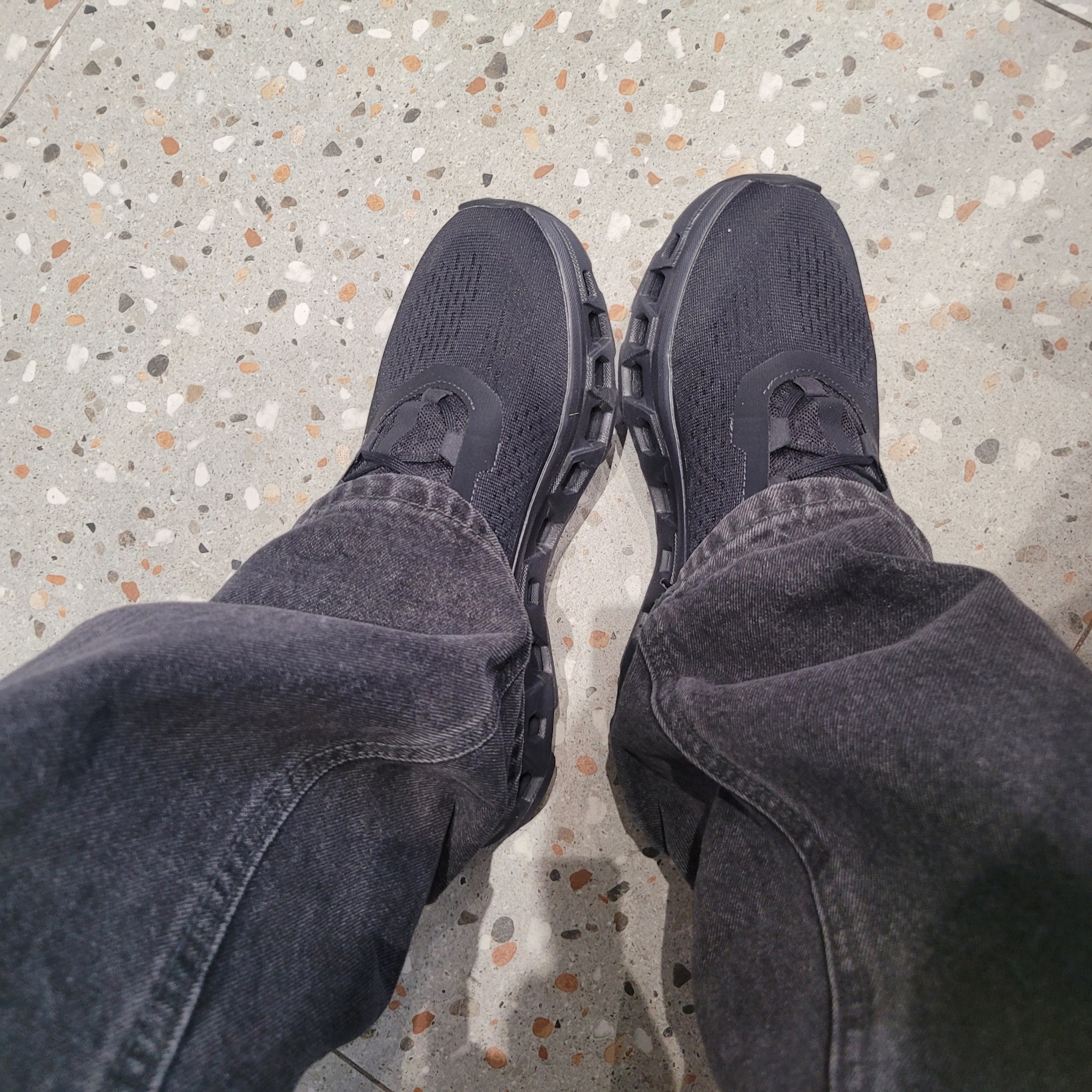 On Running Cloudmonster All Black 착용 스타일