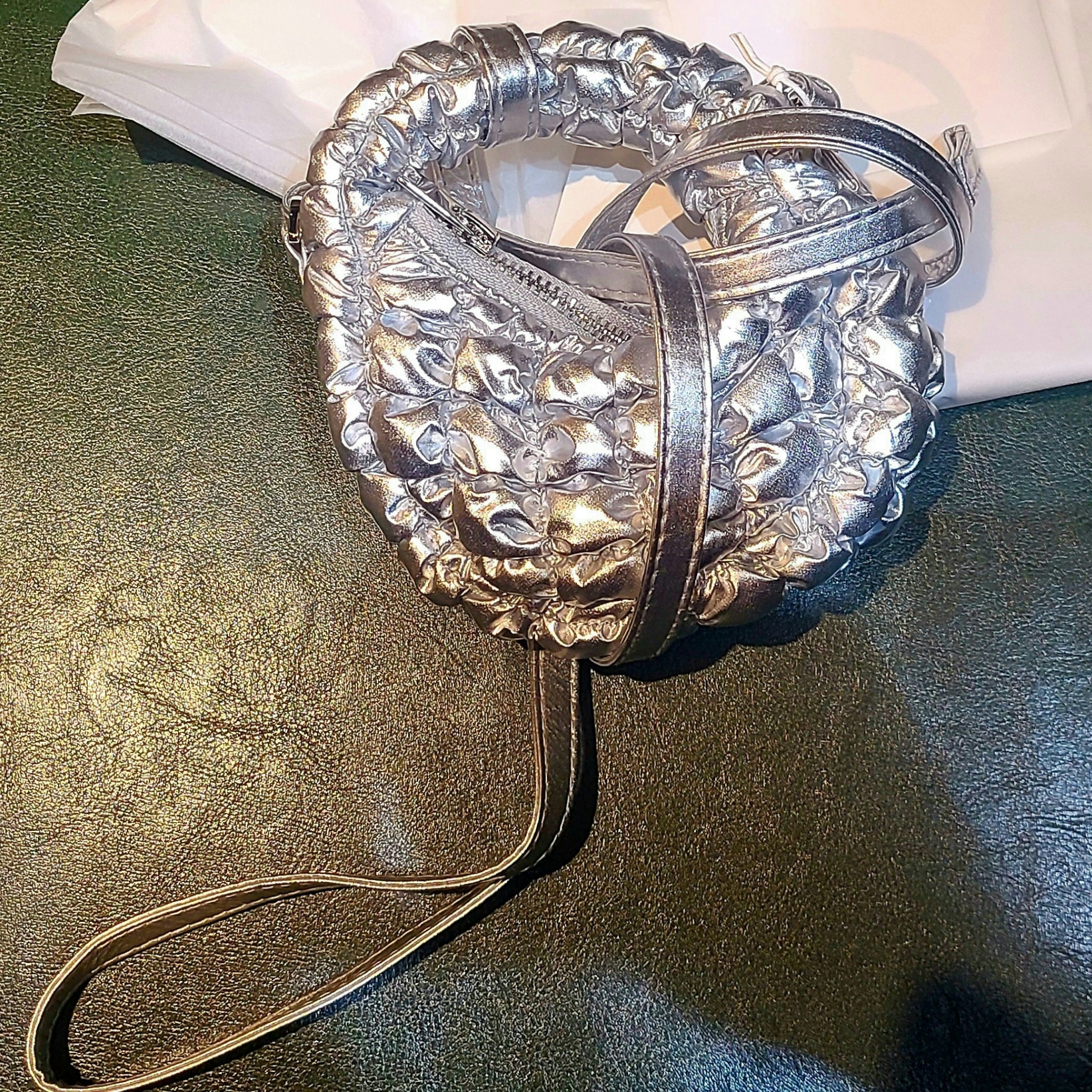 COS Quilted Nano Crossbody Bag Silver, COS Quilted Micro Bag Silver 착용 스타일 - 1