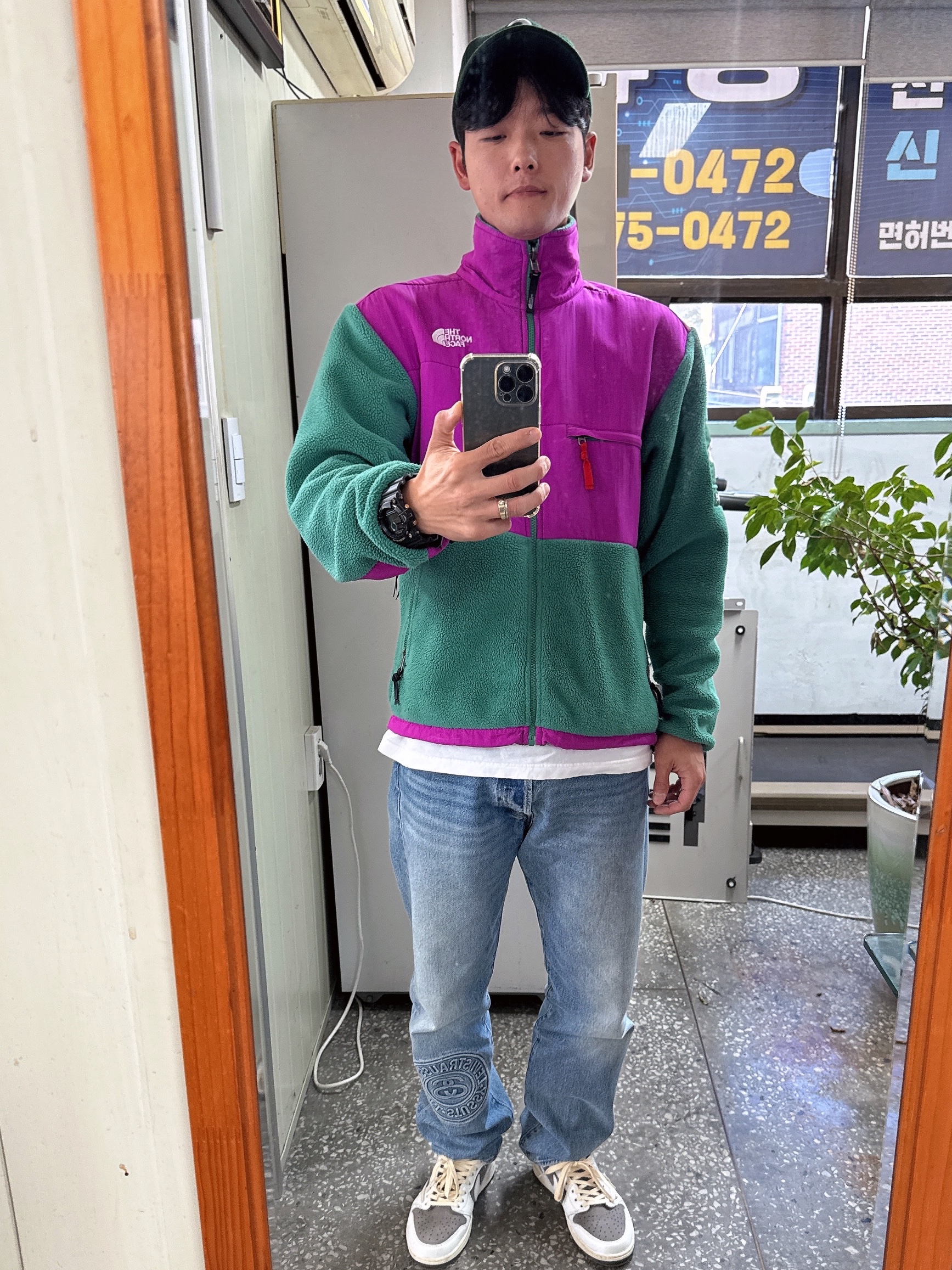 Stussy x Levi's Embossed 501 Jean Indigo, Jordan 1 x Travis Scott Retro Low OG SP Sail and Ridgerock 착용 스타일 - 2