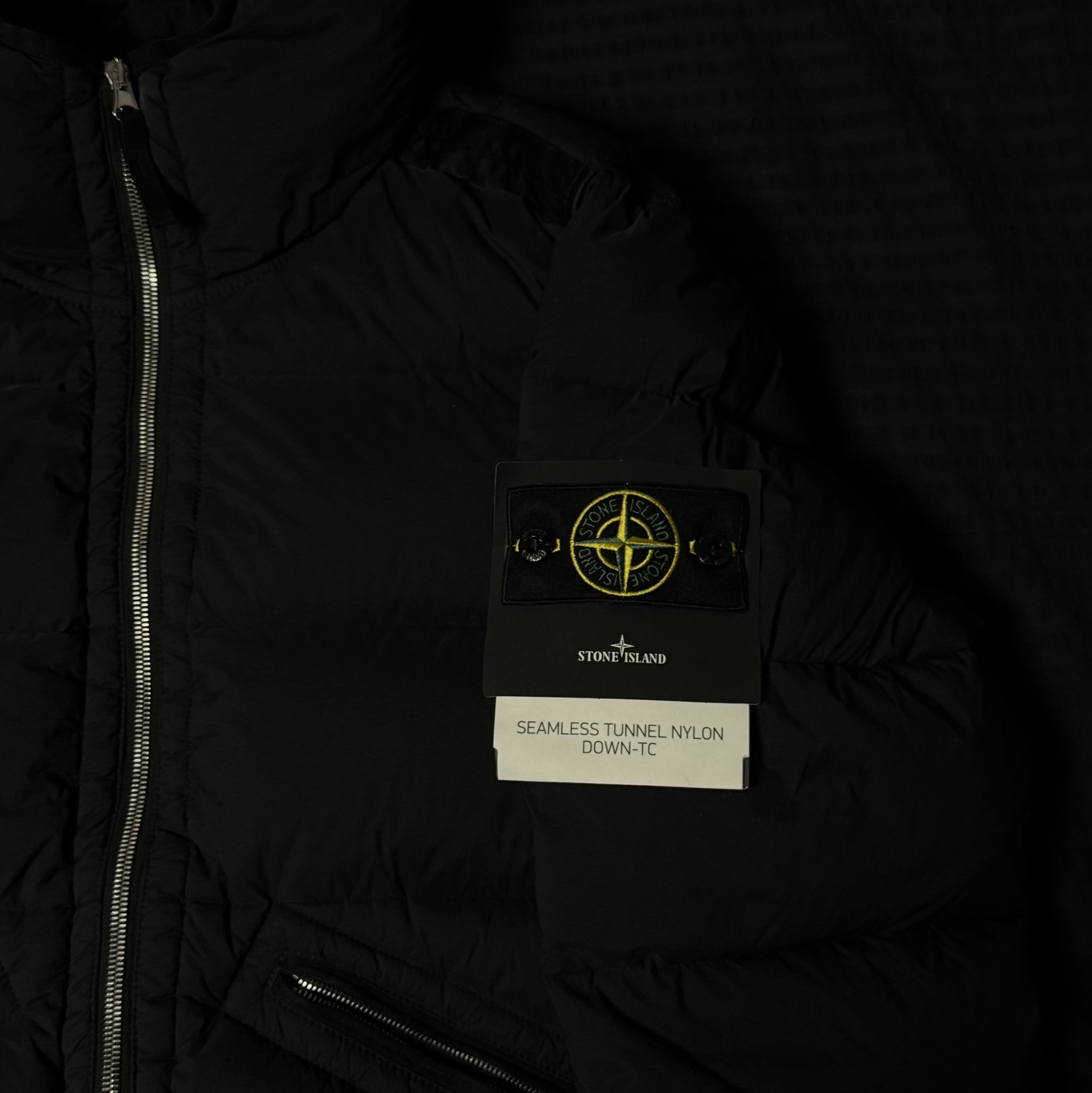 Stone Island 43128 Seamless Tunnel Nylon Down Jacket Black - 24FW 착용 스타일