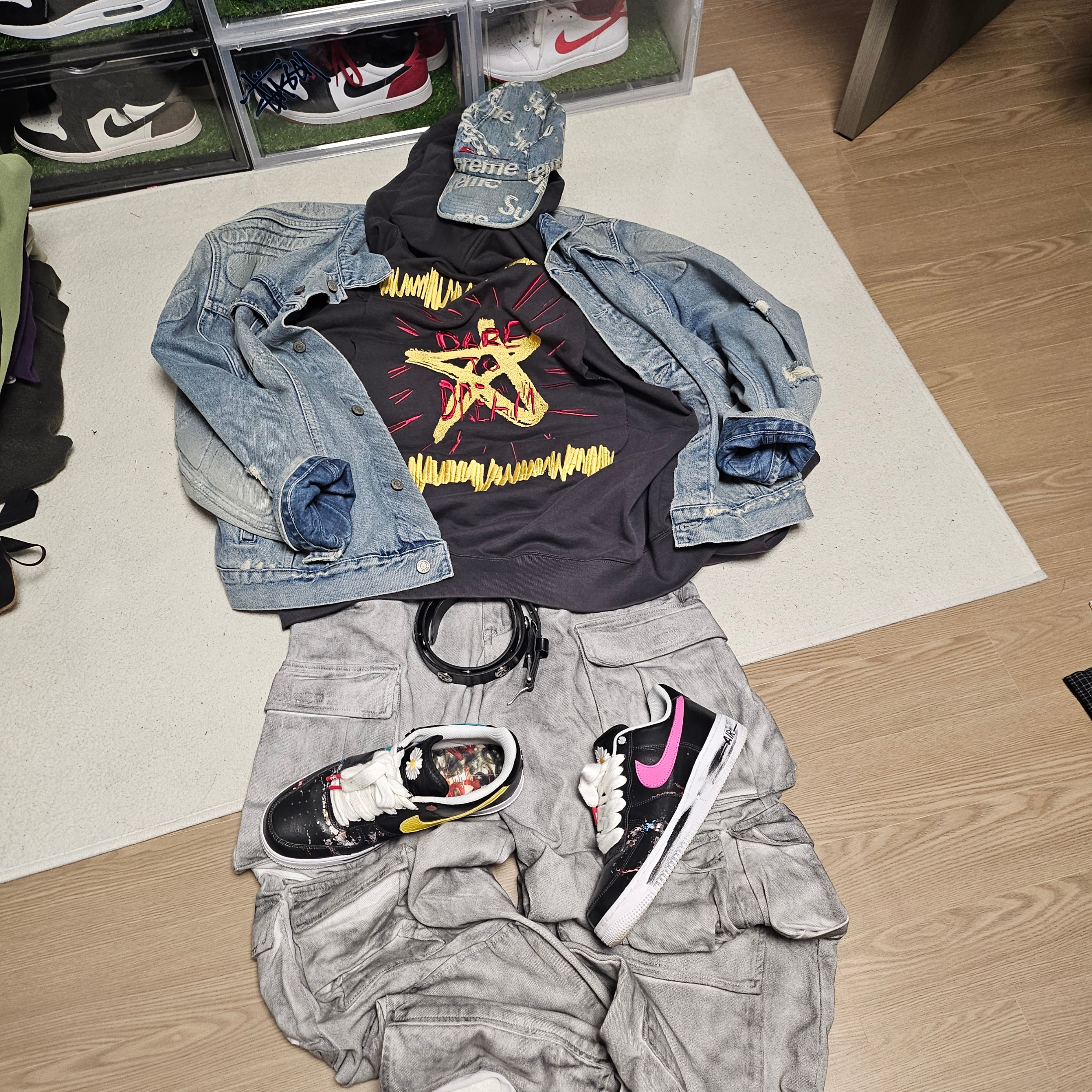 Supreme Frayed Logos Denim Camp Cap Blue - 21SS, Yeezy Gap Engineered By Balenciaga Padded Denim Jacket Blue 착용 스타일 - 5