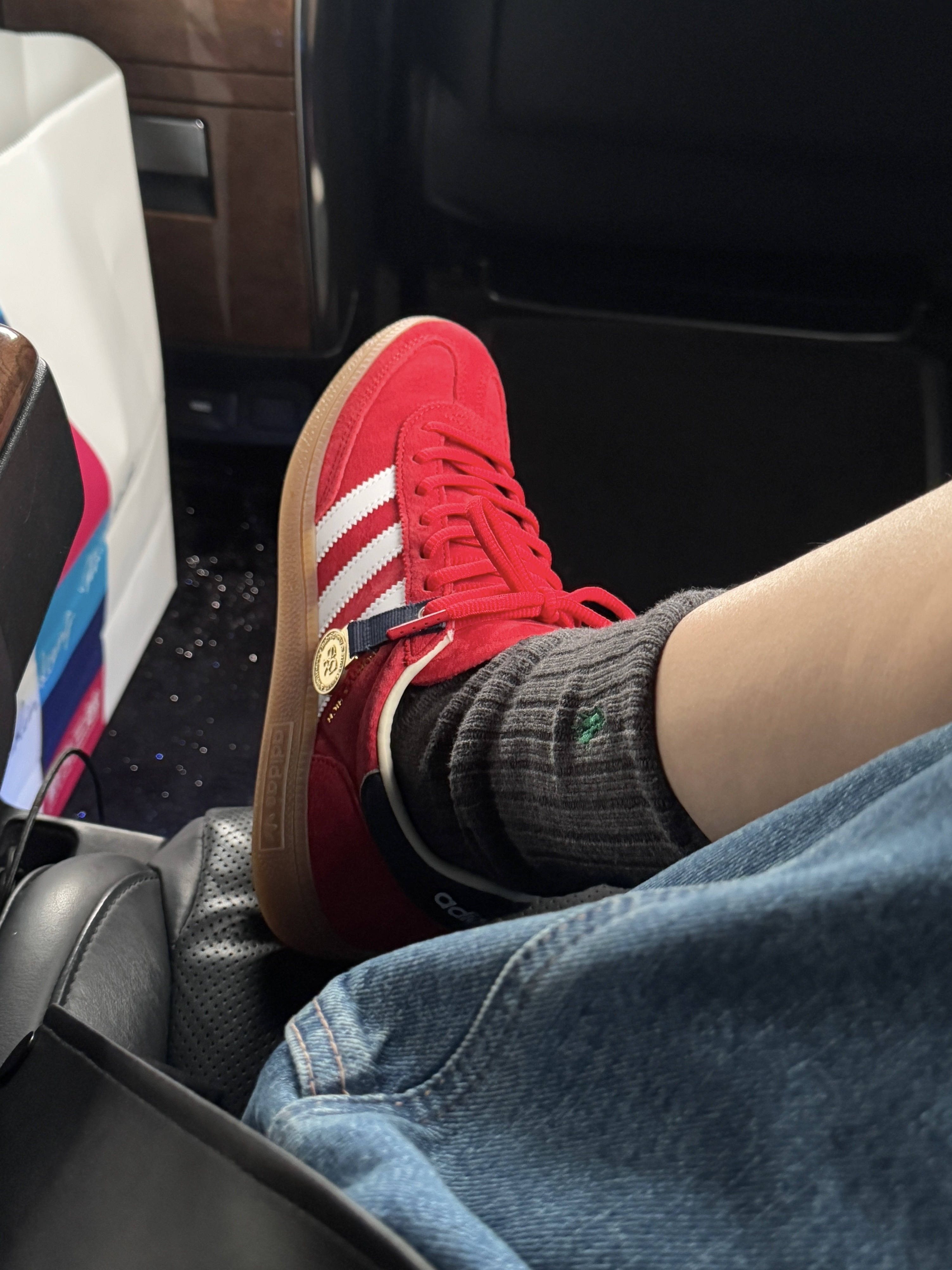 Adidas x Sporty & Rich Spezial Handball Collegiate Red Night Indigo 착용 스타일 - 3