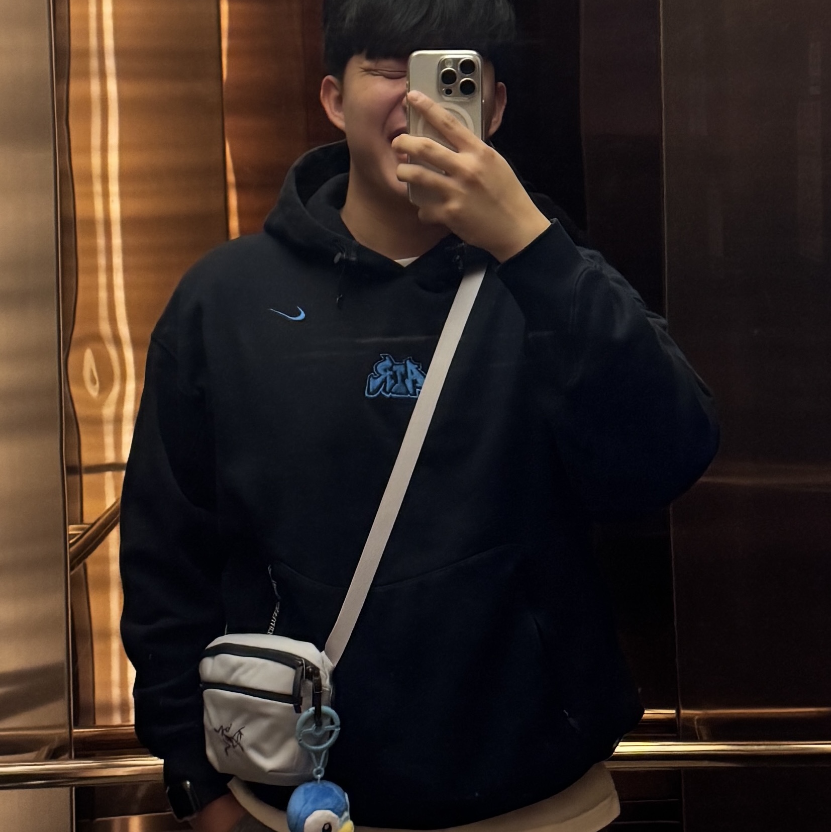 Arc'teryx Mantis 1 Waistpack Solitude Graphite, Nike x Off-White NRG Fleece Hoodie Black - Asia 착용 스타일