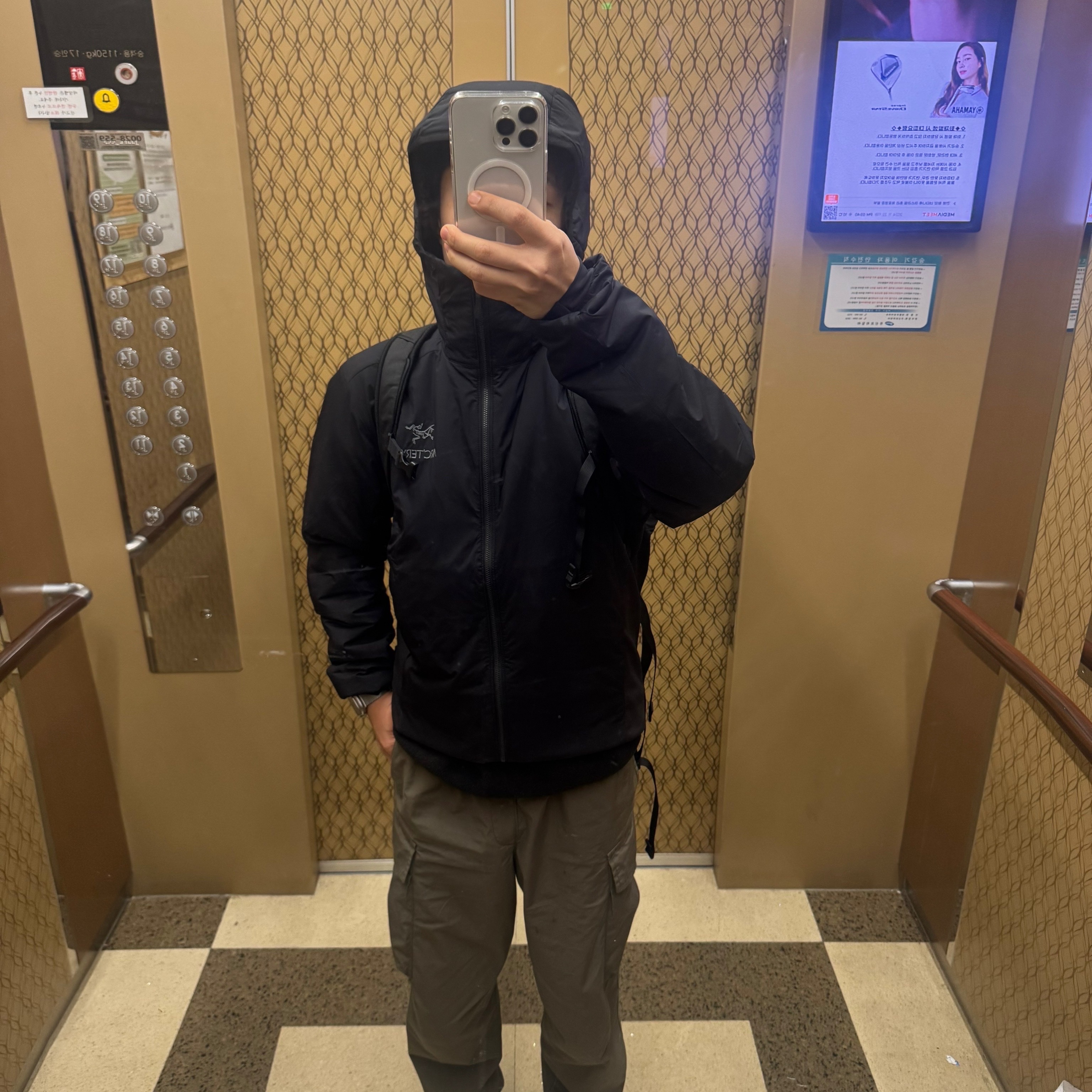 Arc'teryx Atom Hoody Black, Asics Gel-Kayano 14 Black Seal Grey 착용 스타일 - 1
